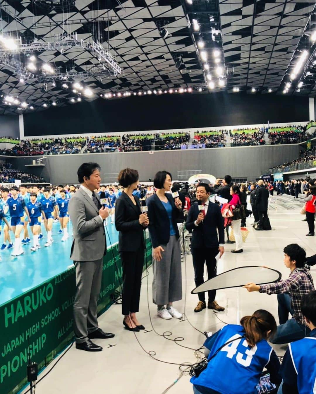 大山加奈さんのインスタグラム写真 - (大山加奈Instagram)「. . 春の高校バレー2020 1回戦 . . 都市大塩尻×細田学園 札幌山の手×岐阜済美の試合を 解説させていただきました。 . . そして首里高校の試合も取材させてもらい 選手のみなさんに インタビューもさせてもらいました。 . 敗れた直後なのに たくさんの心のこもった言葉を 紡いでくれた選手たち。 その涙やふるさとを想う気持ちに わたしも涙が溢れてきてしまいました。 . そしてすぐに首里高校のみなさんの ファンになってしまいました。 . . 首里高校の戦い、 今夜0:55放送の番組にて ぜひご覧ください。 . .  今日で約半数のチームが コートを去ります。 さみしい… . . でも‼︎いよいよ明日から シード校が登場です‼︎ 楽しみです‼︎ . . ‪#春の高校バレー #春高バレー2020 ‬ ‪#春高  #フジテレビ #スポーツブル‬」1月5日 21時01分 - kanaoyama0619