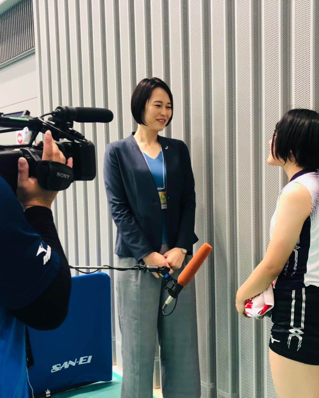 大山加奈さんのインスタグラム写真 - (大山加奈Instagram)「. . 春の高校バレー2020 1回戦 . . 都市大塩尻×細田学園 札幌山の手×岐阜済美の試合を 解説させていただきました。 . . そして首里高校の試合も取材させてもらい 選手のみなさんに インタビューもさせてもらいました。 . 敗れた直後なのに たくさんの心のこもった言葉を 紡いでくれた選手たち。 その涙やふるさとを想う気持ちに わたしも涙が溢れてきてしまいました。 . そしてすぐに首里高校のみなさんの ファンになってしまいました。 . . 首里高校の戦い、 今夜0:55放送の番組にて ぜひご覧ください。 . .  今日で約半数のチームが コートを去ります。 さみしい… . . でも‼︎いよいよ明日から シード校が登場です‼︎ 楽しみです‼︎ . . ‪#春の高校バレー #春高バレー2020 ‬ ‪#春高  #フジテレビ #スポーツブル‬」1月5日 21時01分 - kanaoyama0619