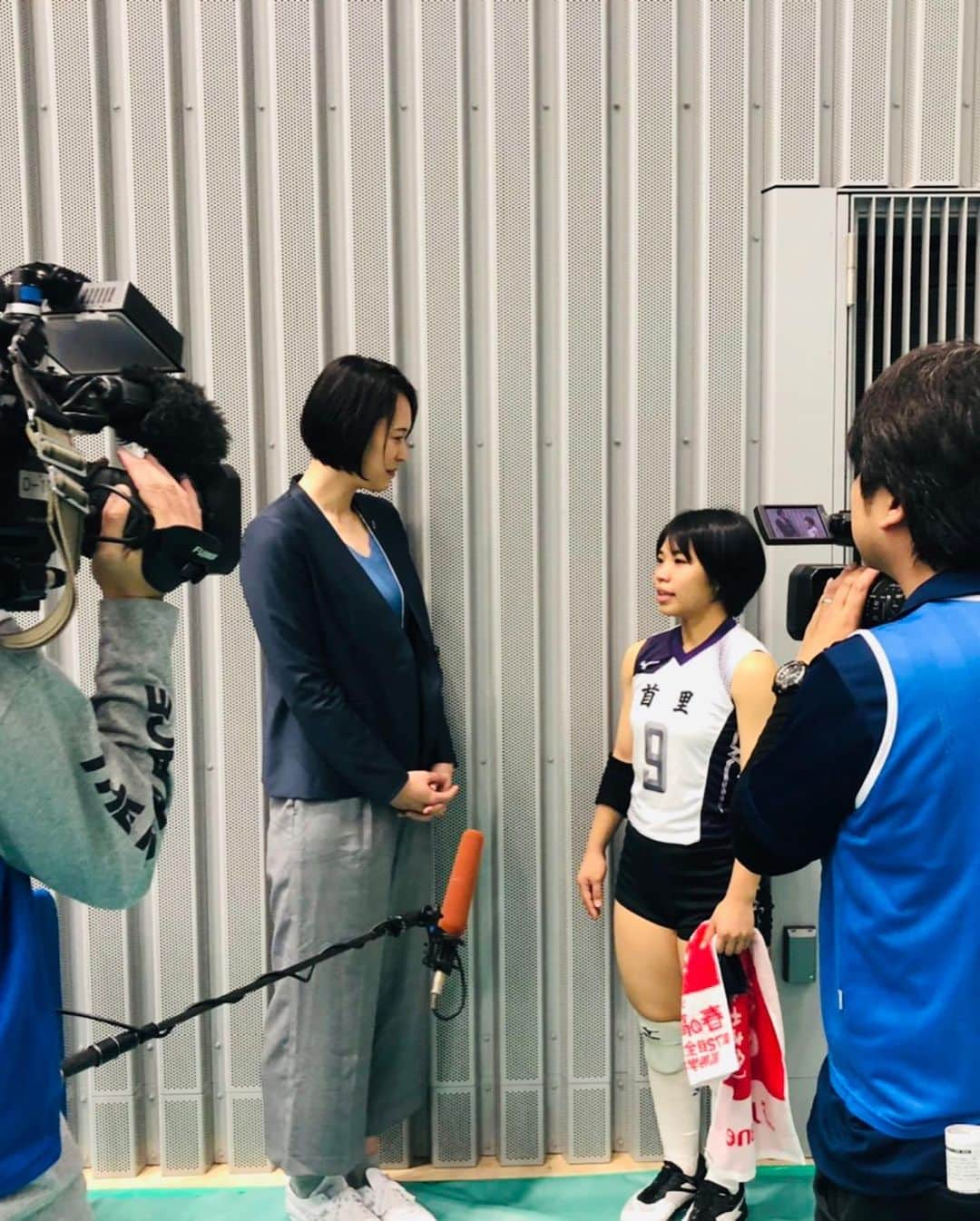 大山加奈さんのインスタグラム写真 - (大山加奈Instagram)「. . 春の高校バレー2020 1回戦 . . 都市大塩尻×細田学園 札幌山の手×岐阜済美の試合を 解説させていただきました。 . . そして首里高校の試合も取材させてもらい 選手のみなさんに インタビューもさせてもらいました。 . 敗れた直後なのに たくさんの心のこもった言葉を 紡いでくれた選手たち。 その涙やふるさとを想う気持ちに わたしも涙が溢れてきてしまいました。 . そしてすぐに首里高校のみなさんの ファンになってしまいました。 . . 首里高校の戦い、 今夜0:55放送の番組にて ぜひご覧ください。 . .  今日で約半数のチームが コートを去ります。 さみしい… . . でも‼︎いよいよ明日から シード校が登場です‼︎ 楽しみです‼︎ . . ‪#春の高校バレー #春高バレー2020 ‬ ‪#春高  #フジテレビ #スポーツブル‬」1月5日 21時01分 - kanaoyama0619