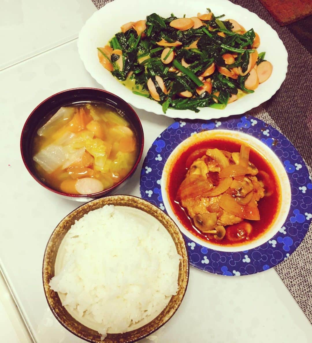 のインスタグラム：「久々にがっつり料理！！ ◯煮込みハンバーグ ◯ほうれん草とウィンナーの和風ソテー ◯白菜とトマトのポトフ  初めて煮込みハンバーグ作った！ 水多すぎた…。もう少しドロッとさせたかったなあ。  #料理  #婚活  #未来の旦那様へお先にいただきます  #ぼる塾  #夜ご飯  #煮込みハンバーグ」