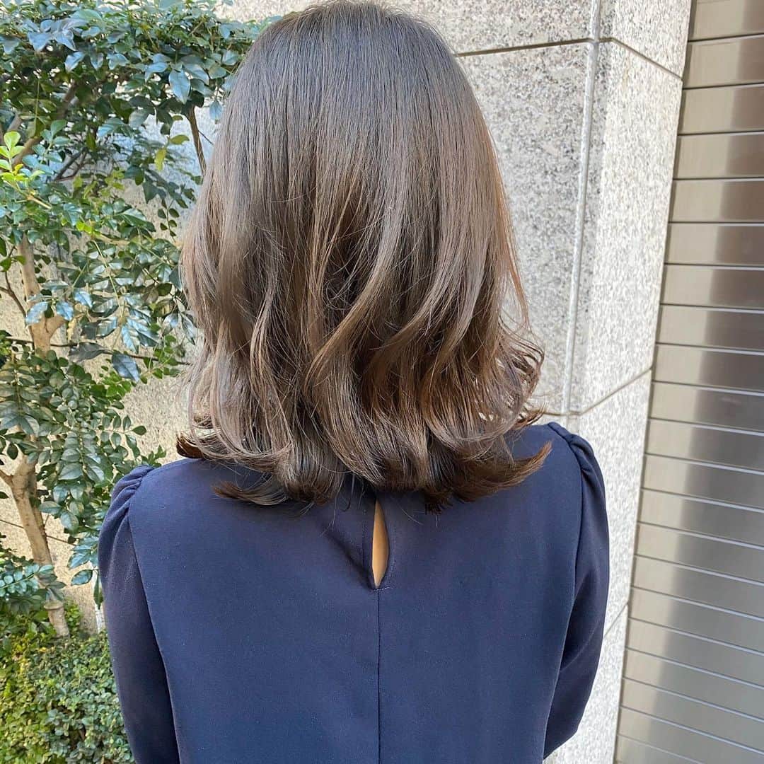 のインスタグラム：「Milkyグレージュも﻿ @takashi_nishioka におまかせあれ！﻿ ﻿ ﻿ 透明感ありなカラーリングの秘訣は独自の調合です！﻿ ﻿ 保存して頂けるとオーダーの際に便利です！﻿ ﻿ ﻿ ﻿ ﻿ ﻿ 髪質に適した西岡独自の手法で髪を傷めず柔らかい質感へ✨💈﻿ ﻿ ﻿ ﻿ ﻿ パーマで悩んでいる方は是非ご相談下さい！﻿ ﻿ カットでフォルムを美しくし、パーマで全体のボリュームを似合う位置に作ります！﻿ ﻿ さらに髪質をしっかり診断させて頂き薬剤を選定し今までにないパーマの質感を約束します！﻿ ﻿ ﻿ ☑︎パーマがかからないと言われた方﻿ ﻿ ☑︎いつもすぐ取れてしまう方﻿ ﻿ ☑︎巻いてるからパーマでは出来ませんと言われた方﻿ ﻿ ☑︎パーマがくるくる過ぎて気に入らない方﻿ ﻿ ☑︎とにかく髪型に悩んでいる方﻿ ﻿ ﻿ 是非僕にご相談ください！﻿ ﻿ ﻿ 美容師キャリア20年で培われた﻿ ﻿ 《西岡独自のパーマ&似合わせ理論》で必ずステキなヘアスタイルにします！﻿ ﻿ お客様からはカットしてよかった！パーマをかけて良かったというお声を多数頂いております！﻿ ﻿ ﻿ 《✨お客様の口コミ✨》﻿ ﻿ ﻿ ﻿ ■会う人全員に褒められます！！本当にありがとうございます！また行きます😊﻿ ﻿ ■ 本日はパーマをかけていただき、ありがとうございました☺パーマも色もほぼ全てお任せでお願いしましたが、優しく聞き取りしてくださり、西岡さんにお願いしてよかったなぁ✨と思いながら帰りました☆お忙しい中ありがとうございました！明日から、パーマ楽しみたいと思います😌そして、またぜひ、よろしくお願いします🙏﻿ ﻿ ﻿ ■ 西岡さんにカットしてもらったあとは、めちゃ誉められます😂﻿ 有難うございます💕🍀﻿ ﻿ ■ 今日は、素敵な髪型にしていただき、ありがとうございました😃﻿ ﻿ スタッフの皆さんにも良くしていただき、あっという間に時間が過ぎていました♬﻿ ﻿ これからもよろしくお願いします😊﻿ ﻿ ﻿ ﻿ ーーーーーーーーーーーーーーーーーーーーーーー﻿ ﻿ ﻿ 髪型に悩まれている方は是非ご相談下さい！﻿ 全力で取り組ませて頂きます^_^﻿ ﻿ ﻿ 【✨髪型で人生を豊かにするお手伝いを✨】﻿ ﻿ 素敵なヘアには女性を幸せにする力があります！﻿ ﻿ 僕に是非お任せ下さい！﻿ ﻿ ﻿ ヘアスタイルを似合わせるには大事な要素があります✨﻿ ﻿ ☑︎首や、肩幅を考慮したシルエット👤﻿ ﻿ ☑︎お顔の特徴頬や顎の位置生えグセなどをカバーする前髪を含めたフロントデザイン👧﻿ ﻿ ☑︎普段のファッションに馴染むヘアスタイルとファッションの調和👚﻿ ﻿ 美容師は綺麗に切る事が大事なのではなく、一人一人に似合わせる事が大事です✨﻿ ﻿ なぜかいつも髪型がしっくり来ない！﻿ ﻿ インスタで見た可愛い髪にしたい！﻿ ﻿ なんか似合ってない、なんか変、可愛くない！﻿ ﻿ という貴女へ！﻿ ﻿ 絶対僕が素敵にします！﻿ ﻿ 是非一度ご相談下さい！！﻿ #オトナ﻿ #オルチャンパーマ﻿ #西岡パーマ﻿ #丸顔に似合うヘア﻿ #面長に似合うヘア﻿ #大人っぽく﻿ #M字シースルーバング﻿ #長め前髪﻿ #かき上げ前髪﻿ #かき上げフェザー前髪﻿ #ななめ前髪﻿ #流し前髪﻿ #オルチャン﻿ #テギョモリ﻿ #ヨシンモリ﻿ #ミディアム﻿ #シースルーバング﻿ #デジタルパーマ﻿ #リバースカール﻿ #ニュアンスウェーブ﻿ #パーマ﻿ #ボブ﻿ #外ハネパーマ﻿ #韓国ヘア﻿ #アッシュグレージュ﻿ #ダブルカラー﻿ #似合わせ﻿ #千代田区美容室﻿ #美容学生」