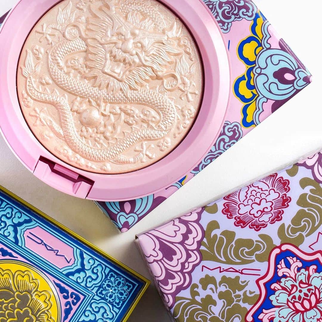 M∙A∙C Cosmetics Japanのインスタグラム：「ㅤ つや肌作りには欠かせないハイライトパウダー“ダブル グリーム”。 季節関係なく使えるハイライターは、これからもマストハブなアイテム✨ ㅤ M·A·C ARTIST RINO KASAI @rino416⠀@macpro_tokyo  PHOTO: @takaki_iwata ㅤ #MACLUNARILLUSIONS　#MACルーナーイリュージョン　#MACCosmeticsJapan #MACコスメ #MACCosmetics #コスメ #メイク #限定コスメ #リップ #アイシャドウ #ハイライト #赤リップ #エクストラディメンションスキンフィニッシュ #ダブルグリーム  #LunarNewYear2020 #ChineseNewYear2020」