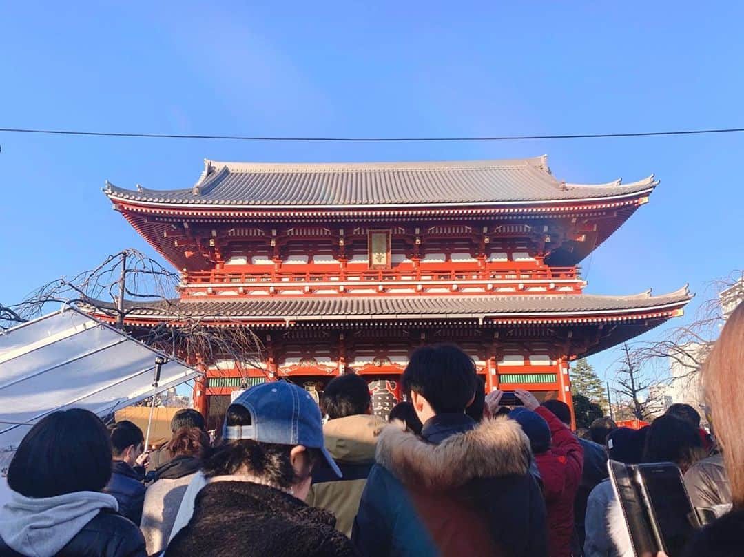 のインスタグラム：「人混みに気後れしていつもは行かない初詣ですが﻿ #浅草寺 に行きました💡﻿ 東京で、#明治神宮 に次いで2番目に初詣客が多いそう﻿です ﻿ 1/3に行ったのですがこの人出...﻿ ですが着物の方も沢山いて、浅草を楽しめました﻿🏮 ﻿ ﻿ #浅草寺初詣 #初詣 #初詣2019 #初詣で #はつもうで #はつもうで2020 #せんそうじ #浅草 #あさくさ #浅草観光 #sensouji #アナウンサー #女子アナ」