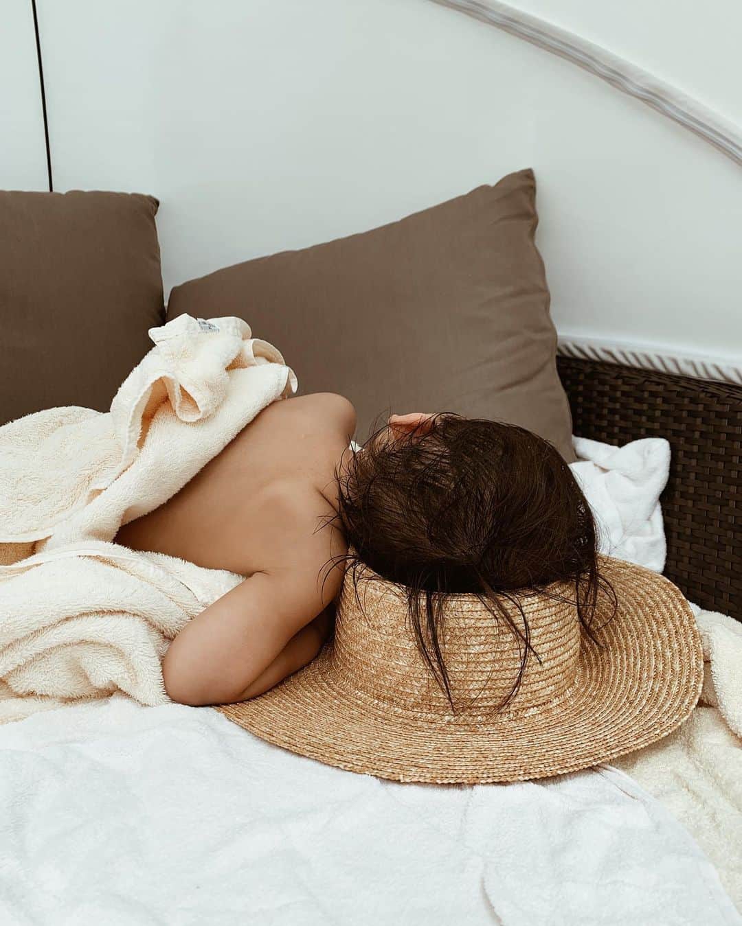 春名亜美さんのインスタグラム写真 - (春名亜美Instagram)「気持ち良さそうにお昼寝😴 はいいんだけれど、枕にしてるの私の帽子😀」1月5日 19時35分 - amiharunaami