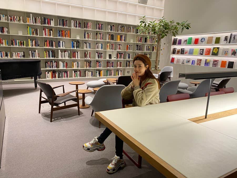イ・ダヘさんのインスタグラム写真 - (イ・ダヘInstagram)「우주 최강 도서관 등장..아니 이게 뭐람..너무 좋잖아!!!!!!!! 2월 그랜드 오픈#커밍순 #소전서림 2x2」1月5日 19時33分 - leedahey4eva
