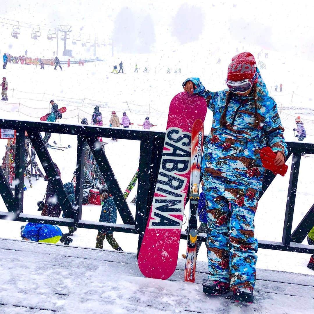 金山睦さんのインスタグラム写真 - (金山睦Instagram)「甥っ子が撮ってくれた📸💓 アロハ柄のボードウェア🌺🌴🌊🏂 #snowboard #boardwear #sabrina」1月5日 19時28分 - kanayama_chika