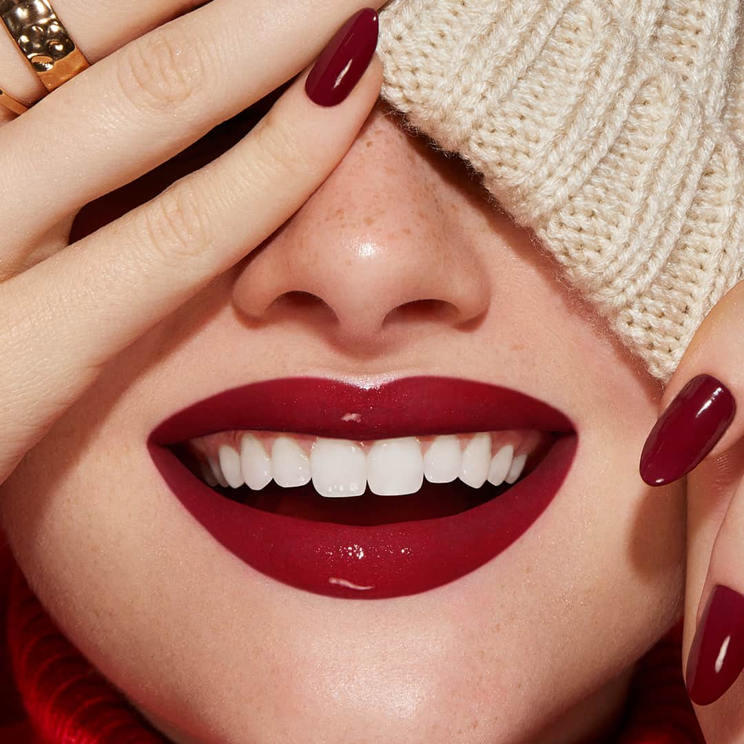 KIKO MILANOさんのインスタグラム写真 - (KIKO MILANOInstagram)「Don’t let the cold take the bright shades off your lips. Add some scarlet red to your look 💋 Unlimited Double Touch 105 - Power Pro Nail Lacquer 15」1月5日 19時30分 - kikomilano