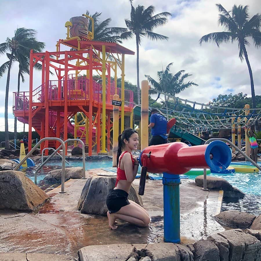 川畑綾理さんのインスタグラム写真 - (川畑綾理Instagram)「wet'n wild hawaii🌀 . . . #hawaii #oahu #waikiki #waikikibeach #honolulu #travel #beach #surf #wetnwildhawaii #pool #ootd #swimwear #l4l #f4f #ハワイ #オアフ島 #ワイキキ #ワイキキビーチ #ホノルル #旅行 #ハワイ旅行 #海 #水着 #服 #いいね返し #フォロー返し #분장 #코스프레 #シブサン #プラチナムプロダクション」1月5日 19時42分 - rougebook_ayari