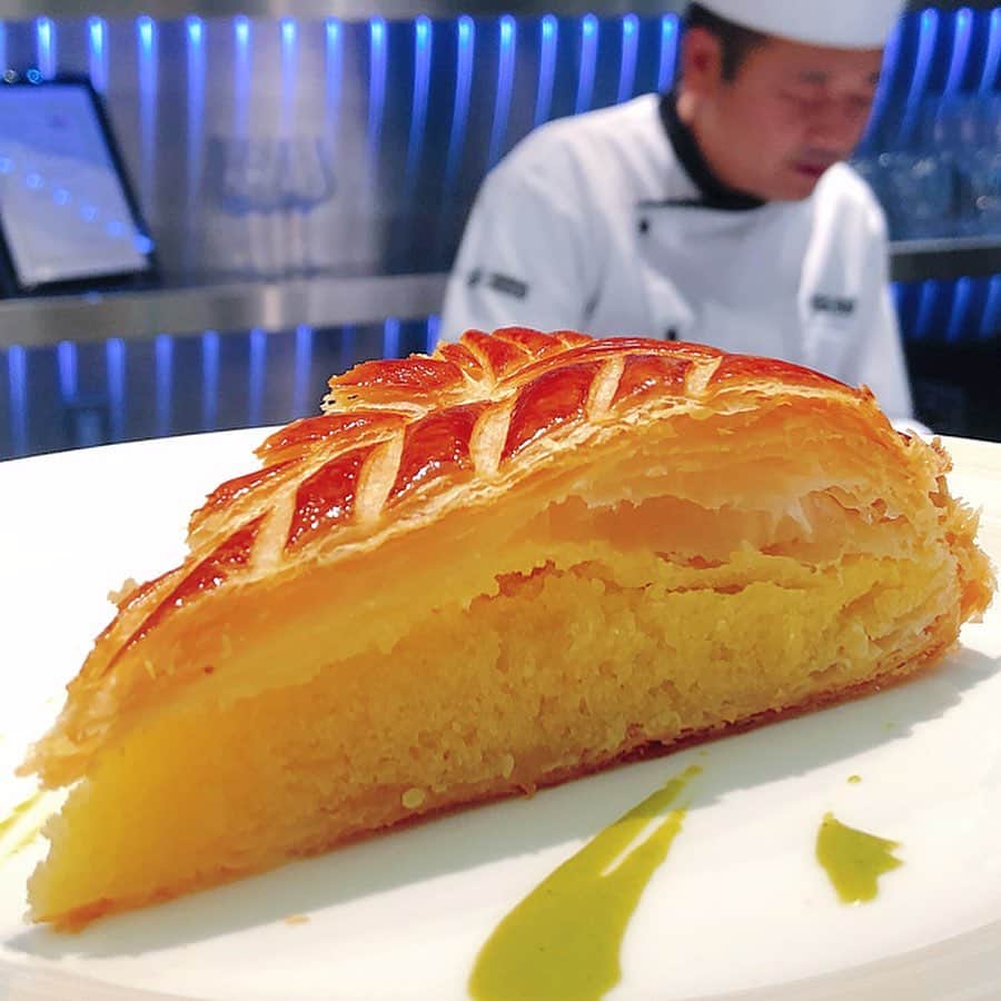 のインスタグラム：「🇫🇷🇯🇵 鎧塚ヨロイヅカ シェフの「新年 デザートライブ NEW YEAR DESSERT LIVE 2020」へ〜♪ ・ ・ 東京2020オリンピック聖火ランナーもなさるシェフ。楽しいトークとともに 6品フルコースが目の前で繰り広げられます❤️ ・ ・ トップ画像は新年ガレットデロワ👑✨🇫🇷シェフの焼き立てを12人分でカットしてくださり皆で頂きます♡ ・ ・ 香り良くサクサクでダマンドがほんのり甘い〜😊✨✨✨ ・ ・ お料理もシェフがお作りになり、サラダ、キノコスープ、メインは特製カスレ ・ ・ お楽しみデザートは3品連続♡ クラシックな「ウフ アラ ネージュ」は、ふわふわ卵白メレンゲとバニラソースにカラメル♪ ・ ・ 鉄板コンビのバナナチョコレート🍌🍫は、照明も落として目の前でラム酒でファイアー🔥 ライブ感満点です💯 ・ ・ バナナチョコはクレープに巻いてあり、途中から シェフ特製のチョコアイスを添えて頂きました。 ・ ・ ガレットデロワは1番最後に頂いたのですが、 ご一緒したお友達のお一人、 @nnonnon1027 ちゃんが フェーヴ入りを獲得❤️ 食パン🍞型のフェーヴ可愛かったです。 ・ ・ デザートライブは、六本木ミッドタウン、京橋店などで1〜2ヶ月に数日間のペースで開催しれています。 毎回とても人気で予約困難ですが、ホームページやシェフのFacebookなどで予約開始の告知があるのでチェックしてみて下さいね♡ ・ ・ @ymame1124 由香ちゃん の懸命なご予約のお席にご一緒させて頂きました。ありがとう〜❤️ ・ ・  #ヨロイヅカシェフ#鎧塚俊彦 #東京ミッドタウン#ガレットデロワ#デザートライブ#栗スイーツ#モンブラン#モンブラン巡り#和栗#和栗のモンブラン#栗#フランス栗#里井真由美#1級フードアナリスト里井真由美#さといいね#栗スイーツ#デパ地下#ホテルスイーツ#デパ地下スイーツ#ホテル#ありが糖運動#まゆログ#フードジャーナリスト里井真由美」