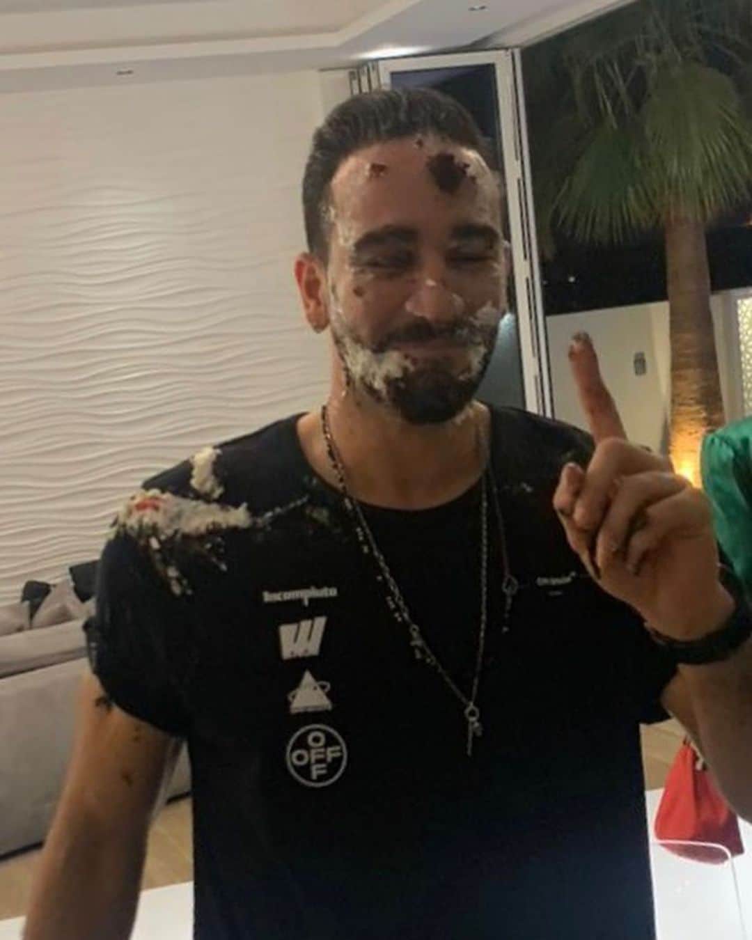 アディル・ラミのインスタグラム：「@wessyll toi et moi c’est 1 - 1 partout 😅 ok Im getting a surprise for you bro and i will show to my #teamrami #family 🤪 ps: cordialement @sarahvaillantsls 😂」
