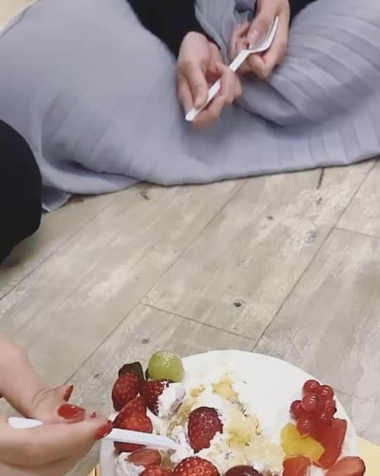 柳沢ななのインスタグラム：「リハ中につき、お行儀悪くてゴメンなさい🙇‍♀️.誕生日がお正月のためケーキが買えなくて… 初ケーキ🎂💕何故かキャッツ！ .  #令和華伝 #誕生日サプライズ」