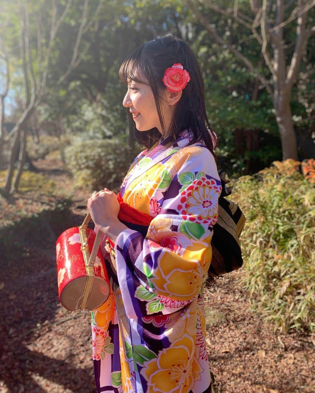 船岡咲のインスタグラム：「・﻿ ・﻿ ﻿ ○﻿ ﻿ ﻿ 仕事始め😊﻿ ﻿ さっそく振袖が着られて﻿ とても嬉しかった🌷﻿ ﻿ ﻿ それにしてもiPhoneのポートレート機能﻿ 画質良すぎ綺麗すぎ！！！﻿ ﻿ アプリに頼らずやっぱ﻿ 鮮明な写真が1番好き！﻿ ﻿ ﻿ ﻿ ﻿ #あけましておめでとう﻿ #今年もよろしく﻿ #2020 #happynewyear﻿ #和服 #晴れ着 #振袖﻿ #白 #紫 #黄色﻿ #差し色の赤がポイント﻿ #仕事始め」