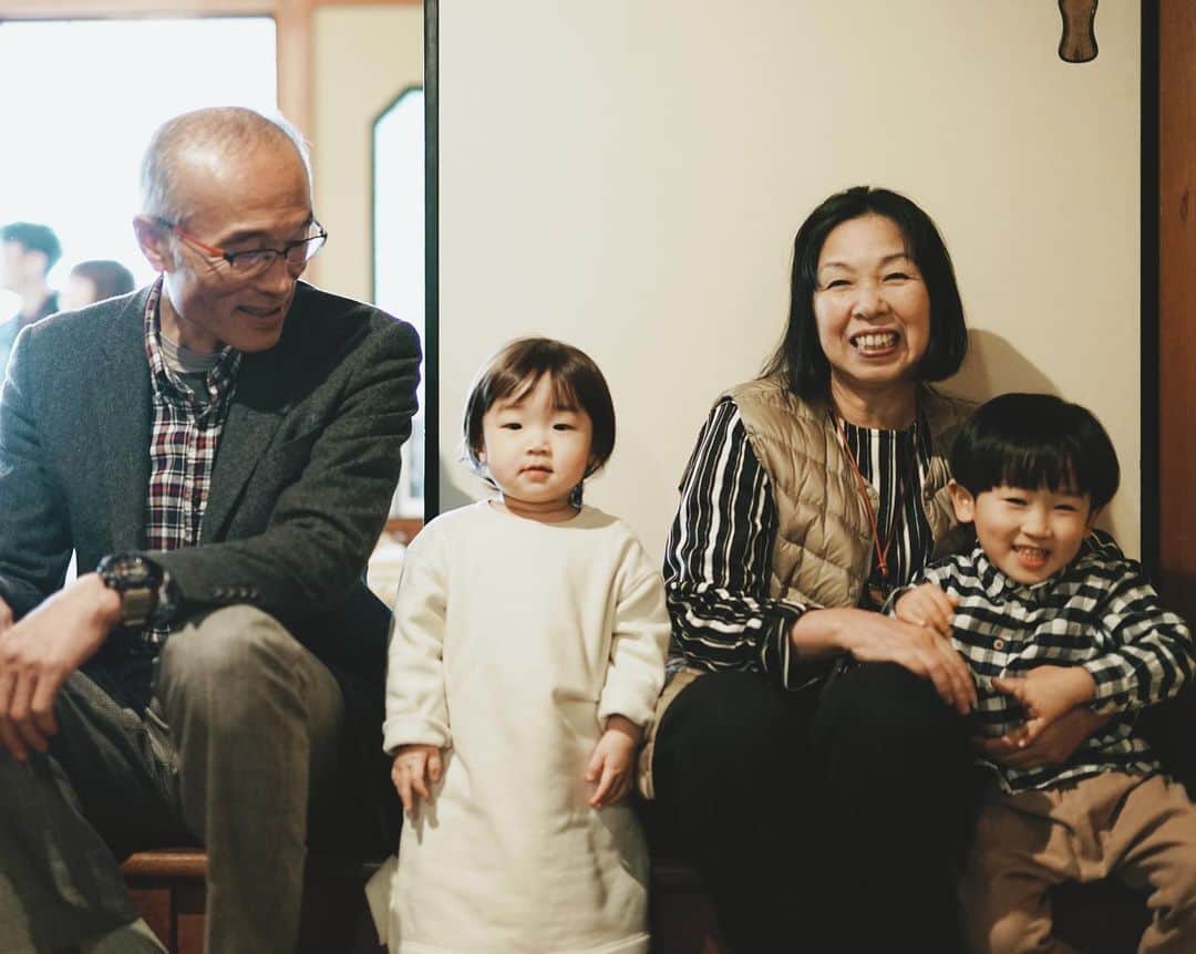 Takafumi Gotoのインスタグラム：「いとう写真館で順番待ちの間に撮った1枚。僕も妻もじいちゃんばあちゃんと一緒に暮して育ってきたから、子供たちも同じ環境で家族の愛を感じて育ってほしい。」