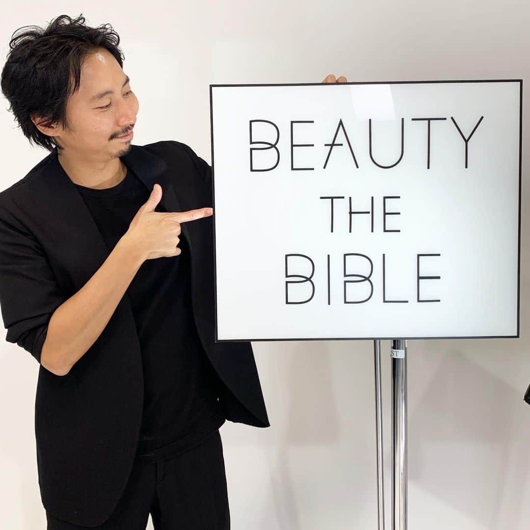 のインスタグラム：「BEAUTY THE BIBLE vol.6 ご覧いただいた皆様ありがとうございました😌🙏🏻 朝からものすごく嬉しい反響があります🤣✨✨ amazon primeで今日から配信されていますのでまだの方は是非ご覧ください❣️ そして明日は 久保雄司オンラインサロン 【kuboさんのスナック💄】 オープニングメンバー〆切です😉 #クボユウジ  #新型美容師」