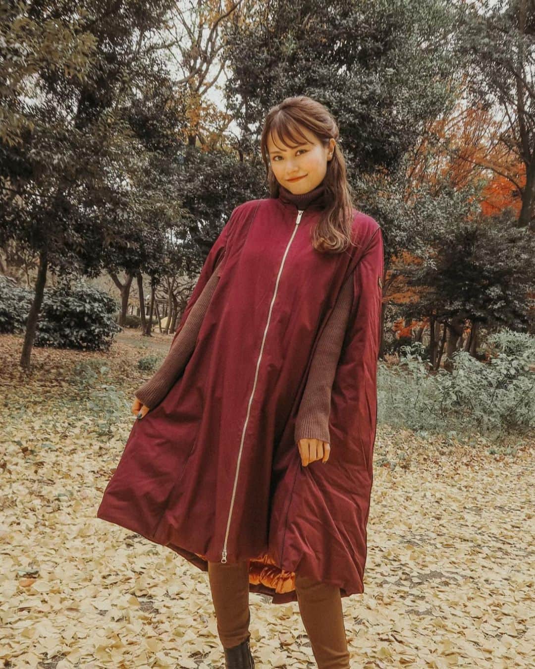MiracleVellMagicのインスタグラム：「sᴏᴍᴇ ᴛʜɪɴɢs ɴᴇᴠᴇʀ ᴄʜᴀɴɢᴇ...ʟɪᴋᴇ ᴛʜᴇ ғᴇᴇʟ ᴏғ ʏᴏᴜʀ ʜᴀɴᴅ ɪɴ ᴍɪɴᴇ 🍂 . どうしようもなく寒がりだから、前までは夏が一番好きだった！肌を出してパーンと弾けるような服を着るのも大好きだったしね👙 でも歳を重ねるごとに四季の美しさを心から感じられるようになってきて、寒いからこそ楽しめるものにも惹かれるようになって(タートルネックのセーター、温かいココア、雪だるまみたいなパフパフのアウター、やわらかい黄色のマフラー...) 前までは冬眠するようにただ耐え忍んでいた冬の寒さが、今はときめくものになった。✨ . #winterfashion #fallfashion #frozen #frozen2 #anna #冬コーデ #アナと雪の女王2 #columbia #コロンビアコーデ #アナ雪 #アナ雪2」