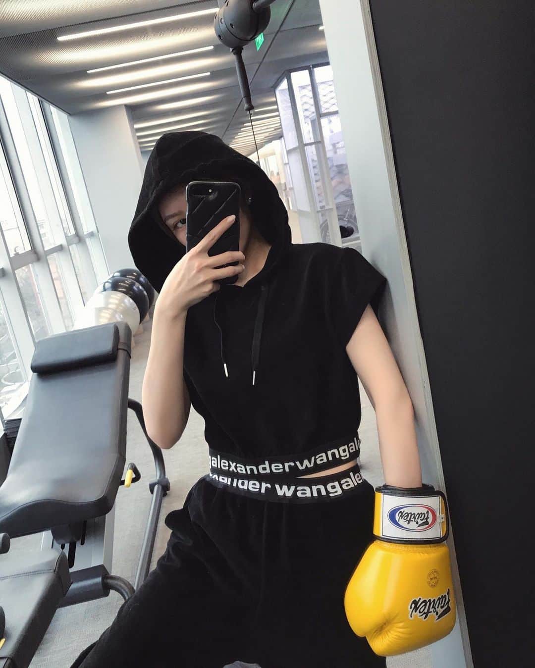 Grace Chowのインスタグラム：「今天是拳課🥊 我最近生活簡直太勵志了～每天起來先去健身 然後做按摩 加上生病每天12點多就睏了 也不熬夜了⋯ 還因為過敏戒掉了奶茶和一切蛋糕 我要變得快不認識我自己了🤷🏻‍♀️」