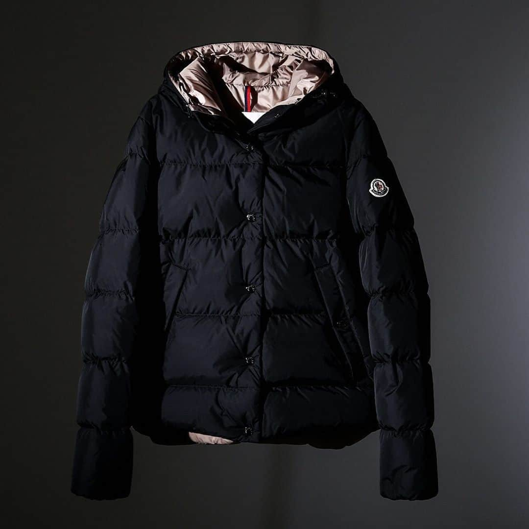 【ANN DE ARKさんのインスタグラム写真 - (【ANN DE ARKInstagram)「【NEW ARRIVAL】﻿ ﻿ 《MONCLER》﻿ ﻿ ﻿ ロングテールデザインやシャインコーティングされたスナップボタン、﻿ コントラストのあるナイロン裏地など随所に個性を伺わせています。﻿ ﻿ ﻿ LENA -BLACK -﻿ ¥124,000+tax﻿ ﻿ ﻿ 商品に関しましてはお気軽に店舗までお問い合わせください。﻿ ⬇︎⬇︎⬇︎﻿ @ann_de_ark ﻿ #fashion #栃木 #宇都宮 #ショップ #anndeark #arknets﻿ #moncler #モンクレールダウン #レナ #ショートダウン ﻿」1月5日 20時13分 - ann_de_ark