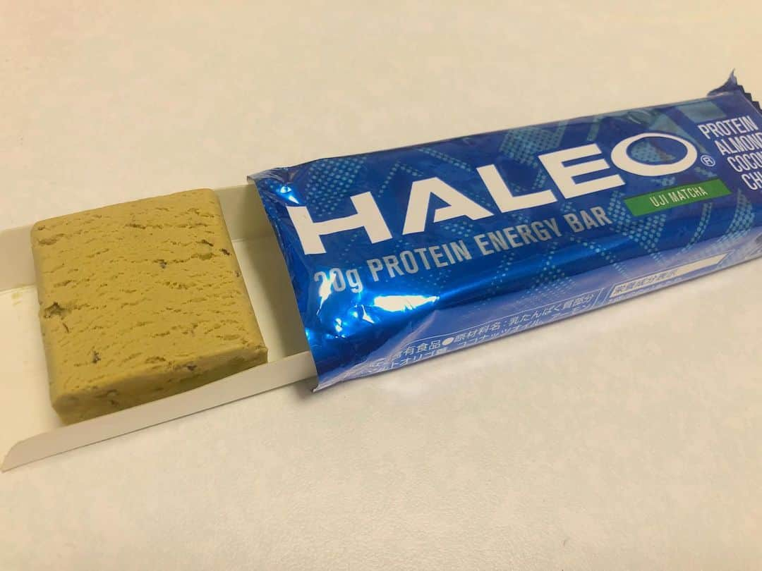 田中亜弥さんのインスタグラム写真 - (田中亜弥Instagram)「【HALEO BAR】 HALEOのプロテインバー宇治抹茶味（486円）✨ ・ ずっと食べてみたいと思ってたら、美和子さんがくれました💕・ ありがとうございます🥰🙏 ・ ・ ココナッツオイル、はちみつを使用したプロテイン20gが補給できるミルクプロテインバー 😍  保存料、甘味料、香料不使用な上、ノンベイクでデリケートな栄養素をそのまま補給出来るそう👍  市販のプロテインバーは私にはかなり甘すぎるものが多いけど、これはシンプルな味わいで食べやすかったです😋  ココアアーモンド味も美味しかったし、次はバナナチャンク味食べてみたいな✌️ ・ #haleo #ハレオ  #haleobar  #ハレオバー  #プロテインエナジーバー  #プロテインバー  #たんぱく質摂取  #間食にプロテイン  #筋トレ女子  #筋肉女子 #筋トレ #fitness  #workout」1月5日 20時13分 - tanakaaya81