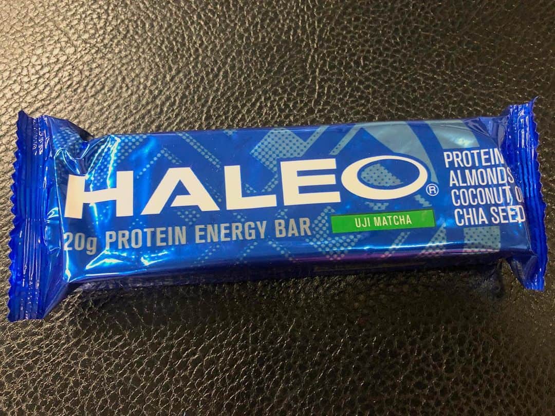 田中亜弥さんのインスタグラム写真 - (田中亜弥Instagram)「【HALEO BAR】 HALEOのプロテインバー宇治抹茶味（486円）✨ ・ ずっと食べてみたいと思ってたら、美和子さんがくれました💕・ ありがとうございます🥰🙏 ・ ・ ココナッツオイル、はちみつを使用したプロテイン20gが補給できるミルクプロテインバー 😍  保存料、甘味料、香料不使用な上、ノンベイクでデリケートな栄養素をそのまま補給出来るそう👍  市販のプロテインバーは私にはかなり甘すぎるものが多いけど、これはシンプルな味わいで食べやすかったです😋  ココアアーモンド味も美味しかったし、次はバナナチャンク味食べてみたいな✌️ ・ #haleo #ハレオ  #haleobar  #ハレオバー  #プロテインエナジーバー  #プロテインバー  #たんぱく質摂取  #間食にプロテイン  #筋トレ女子  #筋肉女子 #筋トレ #fitness  #workout」1月5日 20時13分 - tanakaaya81