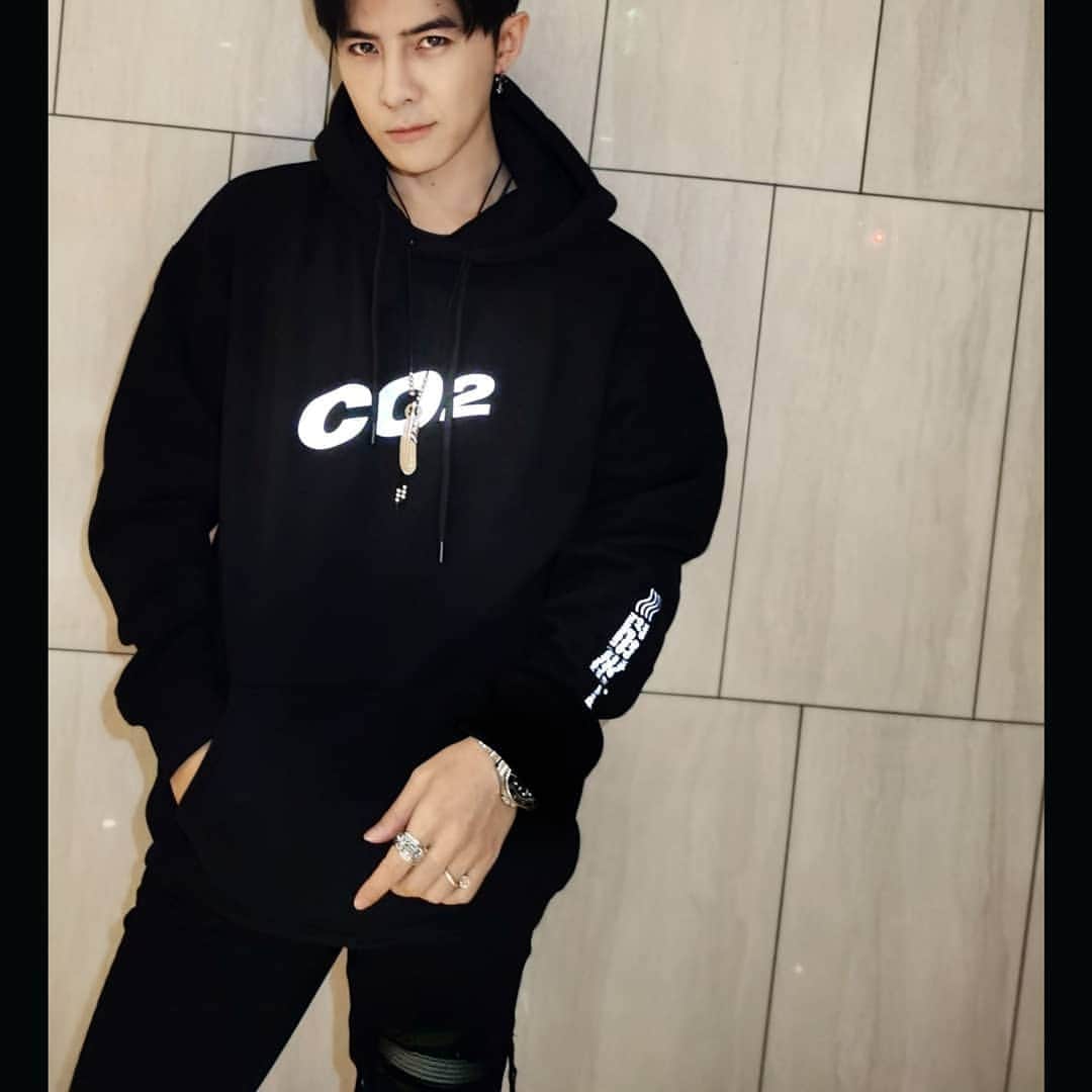 ダンソン・タンのインスタグラム：「🔥🖤 - @hotheart.studio #DT #HOTHEART #SEVENDAYS #唐禹哲 #warning」