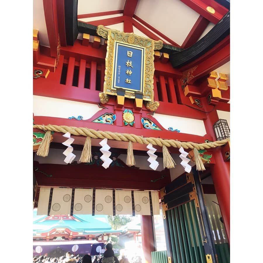 藤森香衣さんのインスタグラム写真 - (藤森香衣Instagram)「やっと、初詣⛩ ・ 東京は、有名な神社仏閣が多いんですが、 とにかく、お正月は混みます。  色々、検索したところ、今年の気分は 「日枝神社(赤坂)」。 ここは、狛犬ではなく猿なんだよ🐵✨ ・ #shrine #tokyo #akasaka #日枝神社 #初詣 #東京 #赤坂 #神社 #鳥居がかっこよかった」1月5日 20時23分 - kaefujimori