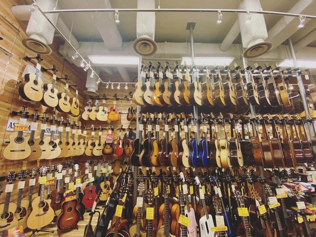 近藤薫さんのインスタグラム写真 - (近藤薫Instagram)「ギターショップで、時間潰し。木の匂いは安らぎをくれる。 #guitar #martin #shop #ikebe #heartmans #acousticguitar」1月5日 20時23分 - kondo_kaoru