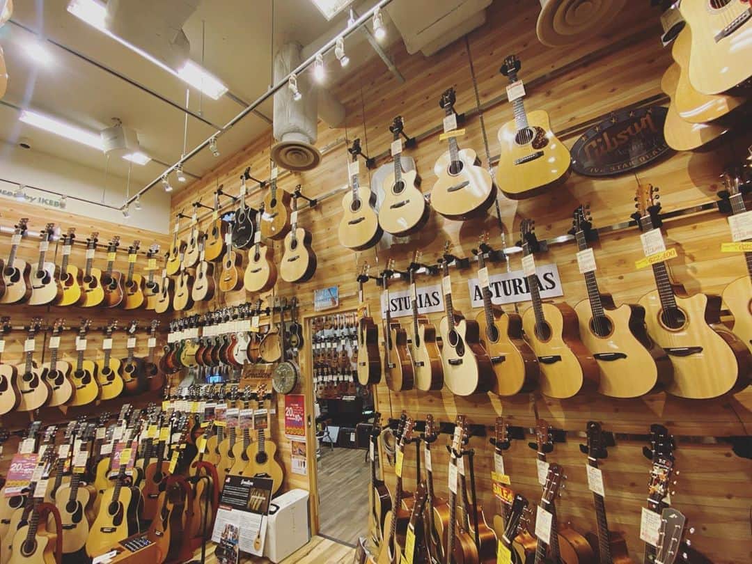 近藤薫のインスタグラム：「ギターショップで、時間潰し。木の匂いは安らぎをくれる。 #guitar #martin #shop #ikebe #heartmans #acousticguitar」