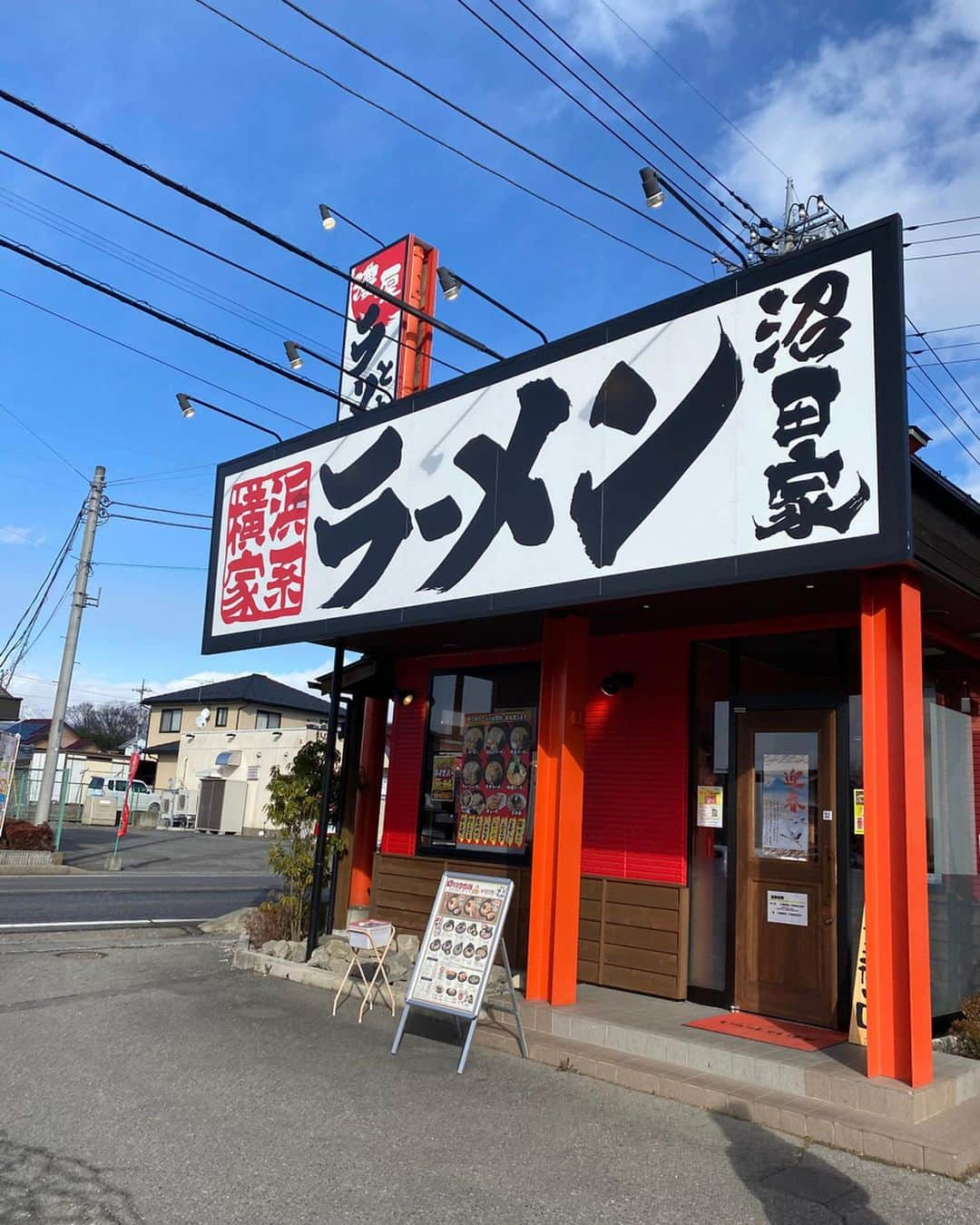 石井里奈さんのインスタグラム写真 - (石井里奈Instagram)「こんばんは🥰🍜 . そろそろお正月料理に飽きてきて、ラーメン食べたい！🍜なんて思ってる人多いのではないでしょうか？🧐 . ということで今夜は里奈ログ、家系ラーメン🍜@群馬 . 群馬ラーメン本に掲載されていた家系ラーメン沼田家に行ってきました🥰 私はネギラーメンをチョイス🙋‍♀️ . タレ濃いめ、麺硬め、脂少なめでオーダー！（タレは普通でも良かったかも） とーっても美味しかった🥰🥰 . しかもランチタイムはご飯無料でおかわり自由🍚🍚 . 翌日までネギ臭くなったけど笑、また食べ行きたいです🥺✨ . 明日からまた今年もがんばろう❤️ . #ラーメン #家系ラーメン #ラーメンインスタグラマー #ramen #群馬 #群馬グルメ #沼田 #こってり #太麺 #ネギラーメン #二郎系ラーメン #ラーメン二郎 #りなまるグルメ #noodle #noodles #noodlelover #グルメ #グルメ女子 #ご当地グルメ #グルメ旅 #b級グルメ #スタミナ #にんにく #横浜家系ラーメン #家系 #ネギ #チャーシュー #japanesefood #japan_of_insta #japanese」1月5日 20時23分 - ri7tin1025