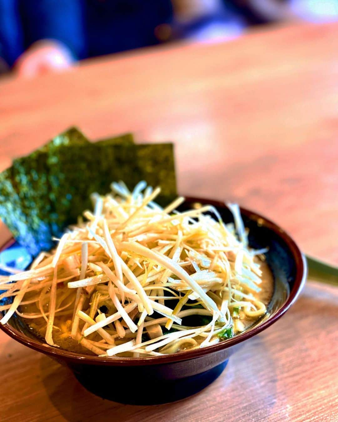 石井里奈さんのインスタグラム写真 - (石井里奈Instagram)「こんばんは🥰🍜 . そろそろお正月料理に飽きてきて、ラーメン食べたい！🍜なんて思ってる人多いのではないでしょうか？🧐 . ということで今夜は里奈ログ、家系ラーメン🍜@群馬 . 群馬ラーメン本に掲載されていた家系ラーメン沼田家に行ってきました🥰 私はネギラーメンをチョイス🙋‍♀️ . タレ濃いめ、麺硬め、脂少なめでオーダー！（タレは普通でも良かったかも） とーっても美味しかった🥰🥰 . しかもランチタイムはご飯無料でおかわり自由🍚🍚 . 翌日までネギ臭くなったけど笑、また食べ行きたいです🥺✨ . 明日からまた今年もがんばろう❤️ . #ラーメン #家系ラーメン #ラーメンインスタグラマー #ramen #群馬 #群馬グルメ #沼田 #こってり #太麺 #ネギラーメン #二郎系ラーメン #ラーメン二郎 #りなまるグルメ #noodle #noodles #noodlelover #グルメ #グルメ女子 #ご当地グルメ #グルメ旅 #b級グルメ #スタミナ #にんにく #横浜家系ラーメン #家系 #ネギ #チャーシュー #japanesefood #japan_of_insta #japanese」1月5日 20時23分 - ri7tin1025