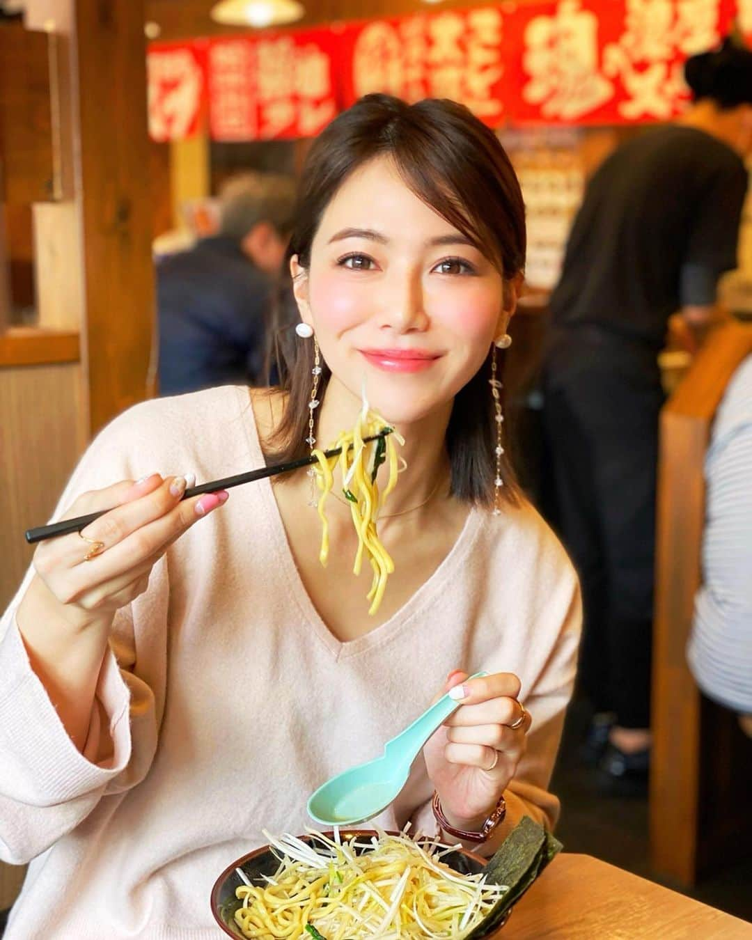 石井里奈さんのインスタグラム写真 - (石井里奈Instagram)「こんばんは🥰🍜 . そろそろお正月料理に飽きてきて、ラーメン食べたい！🍜なんて思ってる人多いのではないでしょうか？🧐 . ということで今夜は里奈ログ、家系ラーメン🍜@群馬 . 群馬ラーメン本に掲載されていた家系ラーメン沼田家に行ってきました🥰 私はネギラーメンをチョイス🙋‍♀️ . タレ濃いめ、麺硬め、脂少なめでオーダー！（タレは普通でも良かったかも） とーっても美味しかった🥰🥰 . しかもランチタイムはご飯無料でおかわり自由🍚🍚 . 翌日までネギ臭くなったけど笑、また食べ行きたいです🥺✨ . 明日からまた今年もがんばろう❤️ . #ラーメン #家系ラーメン #ラーメンインスタグラマー #ramen #群馬 #群馬グルメ #沼田 #こってり #太麺 #ネギラーメン #二郎系ラーメン #ラーメン二郎 #りなまるグルメ #noodle #noodles #noodlelover #グルメ #グルメ女子 #ご当地グルメ #グルメ旅 #b級グルメ #スタミナ #にんにく #横浜家系ラーメン #家系 #ネギ #チャーシュー #japanesefood #japan_of_insta #japanese」1月5日 20時23分 - ri7tin1025