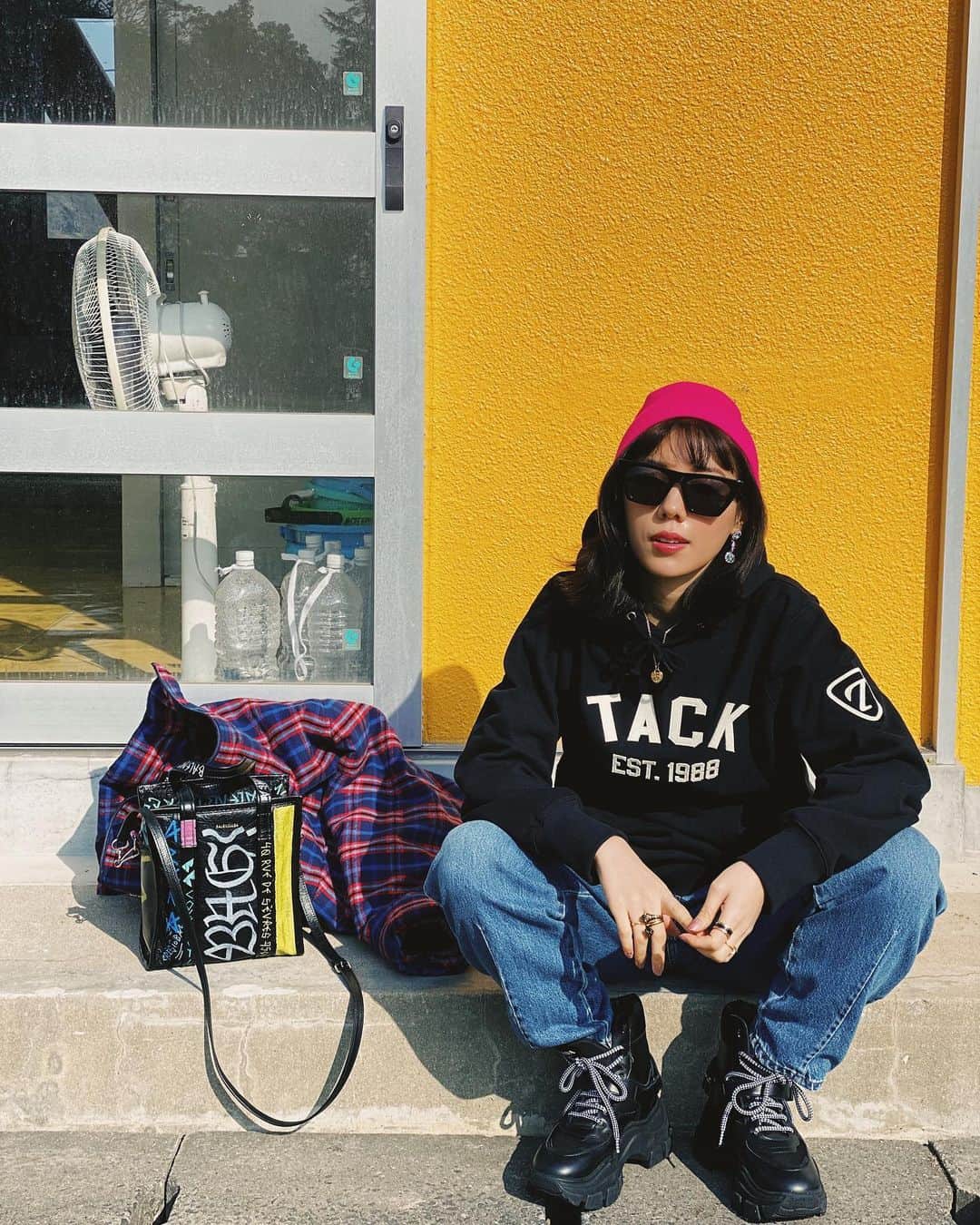 仲里依紗のインスタグラム：「. 両親のお店のオリジナルパーカーを キツネ🦊さんとお揃いでゲットしたよ🥳❣️ @tack_honten . ウチのパパがニコニコしながら 私とキツネ🦊さんのサイズ選んでくれて 2020年のパパかわいい始めできました🤣笑❤️ . #teamtack #東彼杵 #なんて読むかわかる？」