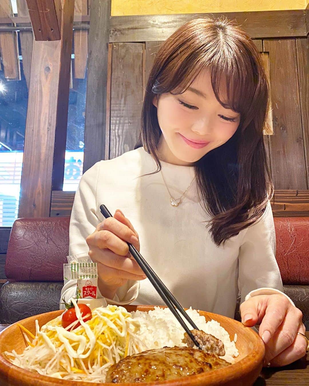 のインスタグラム：「#食物アレルギー_ハンバーグ #食物アレルギー_外食 . 今年の年始はゆったり過ごせて嬉しいな☺️💕 ずっと行ってみたかった 「びっくりドンキー」 @bikkuri__donkey にもやっと行けました❣️❣️ メニューの中に ☑︎乳・小麦・卵を使わないハンバーグ があるのです😍✨ ※コンタミネーション🆖の方はご自身でご判断ください。 . 何が嬉しかったかって、 こういうチェーン店で展開している #アレルギー対応メニュー って だいたいはお子様対象のものが多くて量が足りない…のですが、 大人でも充分な量で（食べ盛りの方はごはん大盛りにされたりした方が良いかも！）満足感たっぷりだったということ😋🌟 . また、帰りにレジ横で販売していた オリジナルの「ソイ・ドレッシング」も #卵不使用 #乳製品不使用 #ナッツ不使用 だったのでGET❣️ こちらはまだ食べてみていないので、食べたらレポートします🙆‍♀️✨ . . #びっくりドンキー #ハンバーグ #乳小麦卵不使用 #乳小麦卵を使わないハンバーグ #卵アレルギー #乳製品アレルギー #山芋アレルギー #ナッツアレルギー #食物アレルギー #アレルギー #大人の食物アレルギー #アレルギーナビゲーター #foodallergy #foodallergies #allergynavigater #食物アレルギー_チェーン店」