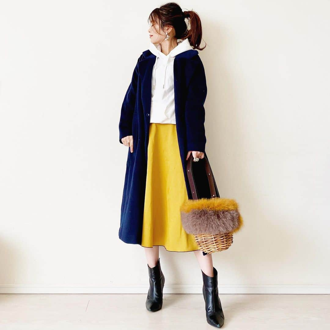 マナさんのインスタグラム写真 - (マナInstagram)「#今日のコーデ  outer #lialapg 去年 foodie(#スウェットプルパーカ ) @gu_global  skirt #so_close_official 去年 boots @odetteeodile  bag @amongout . . .明日から通常運転となる我が家。 息子の宿題✏️やら、お弁当用食材🍱の買い出しやらであっという間に最終日が過ぎ去りました😂 . . .ホワイトのパーカーは#gu の♡ 重ね着を想定してXSサイズにしました🙌 オーバーサイズをスキニー合わせのカジュアルも可愛いだろうな〜今年はそんなコーデにも挑戦してみたい🙊💕 . . . . . . .#guコーデ #guコーデ部 #パーカーコーデ #ママコーデ #ママファッション #マナママコーデ #おちびコーデ  #おちびの輪 #低身長コーデ #ootd #outfit #mamagirl #locari #小柄コーデ #大人フェミニン」1月5日 20時31分 - ma_anmi