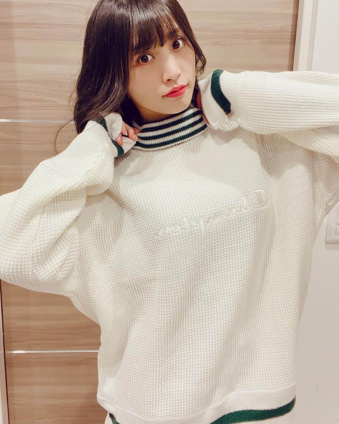 根岸愛のインスタグラム：「今日は美容室💇‍♀️✨ アトリエスリー(@threeharajuku )に行ってきました🥳 こまめなメンテナンス〜💇‍♀️✨ 服はChampionでした〜👚 #champion #fashion #knit #champion女子 #今日のchampion #ねぎ私服 #ねぎしふく　#黒髪ロング #黒髪 #巻き髪 #美容室」