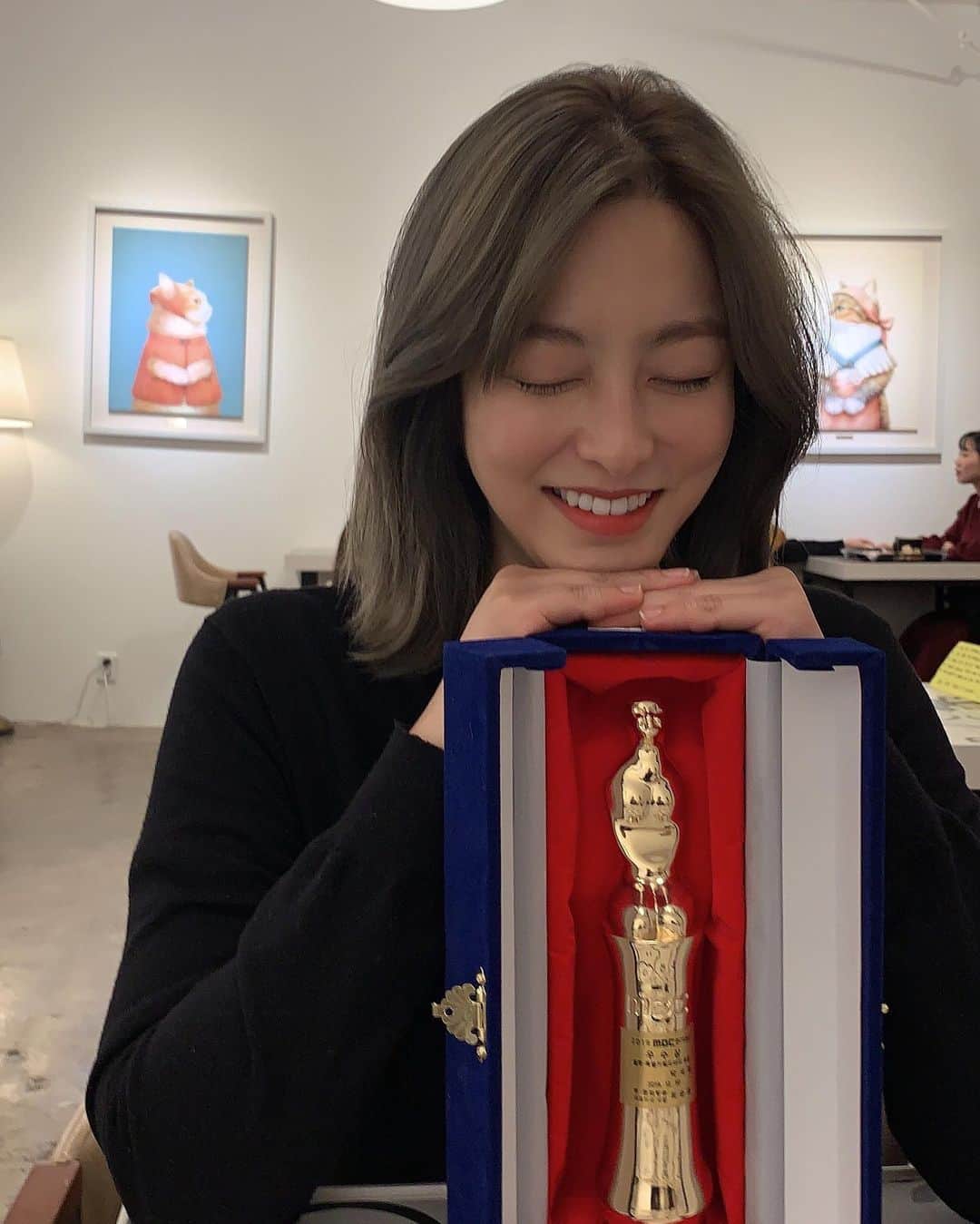 パク・セヨンのインスタグラム：「2019년은 저에게 특별한 한 해였습니다. '특별근로감독관 조장풍'이라는 좋은 작품과 좋은 사람들을 만났고, 특히 주미란이라는 캐릭터로 여러분과 만나고 좋은 작품 덕분에 MBC 연기대상 우수상이란 감사한 행복까지 만나 더욱 기쁩니다. 개인사정이 있어 시상식에 참석하지 못해 죄송하고 너무 아쉬웠습니다.  서툴지만 최선을 다하는 주미란과 '특별근로감독관 조장풍'을 사랑해주신 많은 시청자분들께 진심으로 감사드리며 과분한 사랑을 주셔서 감사드립니다. 🙇🏻‍♀️ 2020년은 더욱 더 좋은 모습 보여 드릴 수 있도록 노력하는 배우가 되어서 좋은 작품, 멋진 캐릭터로  돌아오겠습니다.  새해 복 많이 받으시구요. 사랑합니다.😍」