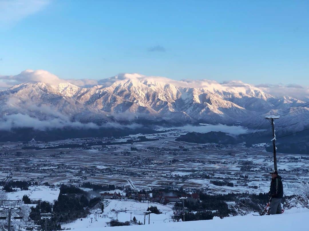金泉紗恵子さんのインスタグラム写真 - (金泉紗恵子Instagram)「.﻿ 年末年始最後は新潟の上越国際スキー場へ1泊でスノボに行ってきました😊﻿ ボホール島のあと30度も差があるスノボはハードかなぁと思いましたが、とっても楽しかったです😆﻿ ﻿ 今年は雪不足で年末まで上越国際はオープンできませんでした…💦﻿ やっと1月3日から滑れるコースが増えましたが、ホテル目の前は4枚目のように、下の土や草がしっかり見えてしまう状態😭﻿ ホテル前のゲレンデが滑れないため、途中からホテルに戻るためにリフトを使うことになります😩﻿ 全面オープンにはまだまだ時間がかかりそうでした🥺﻿ 地球環境の変化を目の当たりにし、環境に優しい暮らしをしなくてはいけないなと強く感じました😢﻿ ﻿ ﻿ さて6年ぶりの上越国際、人生3回目のスノボ🏂﻿ 相変わらずのポンコツ初心者のため、死ぬほどコケて、今日は起き上がるのが大変なくらい体中痛いです🥶﻿ ただ、6年前に初めて行った時は、途中の【おしるこ茶屋】に行くのにすら、死ぬほど時間がかかっていたけど、今回は割とすんなり到着🙌﻿ オープンしていたコースのほぼ全て滑ってみることができました😇﻿ ﻿ 前回動画を載せた時に、滑れる方から「膝を曲げるのを気をつけると良い！」とアドバイスいただき、頭には入っていたものの、行動に移すのは難しくて😱﻿ でも前回の3月の時よりはスピードが多少出せるようになった気がします🧐﻿ まだ体重が後ろに残ってしまうし、膝も使えてないけど😂﻿ 少しずつ成長して、いつか滑れるようになりたいです💪﻿ 来月ももう1回他のところに行く予定なので、イメトレ頑張ります🥳笑﻿ ﻿ それにしてもGopro hero8はブレなくてすごいですね😳﻿ 以前はhero5だったので、スタビライザーを使わないと撮れませんでしたが、普通に撮ってもこんなにブレないなんて🤩﻿ スキー場だと分かりにくいですが、海とかでも色が鮮やかになって、すごくよく撮れていました☺️﻿ 検討されてる方オススメです❤️﻿ ﻿ ﻿ 楽しかった9連休もおしまい😭😭😭﻿ 今回の9連休は目一杯楽しんで、たくさん笑ってすごくリフレッシュできました💕﻿ 何よりインフルや風邪が流行っていたので、元気に旅行できてよかったです✨﻿ 2020年も元気に楽しく生きる、というシンプルな目標で頑張りたいと思います🙆‍♀️﻿ .﻿ #snowboarding #snowboard #niigata #joetsu #ski #roxy #goprohero8 #gopro #skitrip #snowboardgirl #スノーボード #スノボ #スノボ女子 #新潟 #上越国際スキー場 #上越 #スキー場 #スノボ初心者 #スノボ動画 #goproのある生活 #ロキシー #ホテルグリーンプラザ上越 #旅行好きな人と繋がりたい #スノボ旅行」1月5日 20時44分 - saeko_kanaizumi