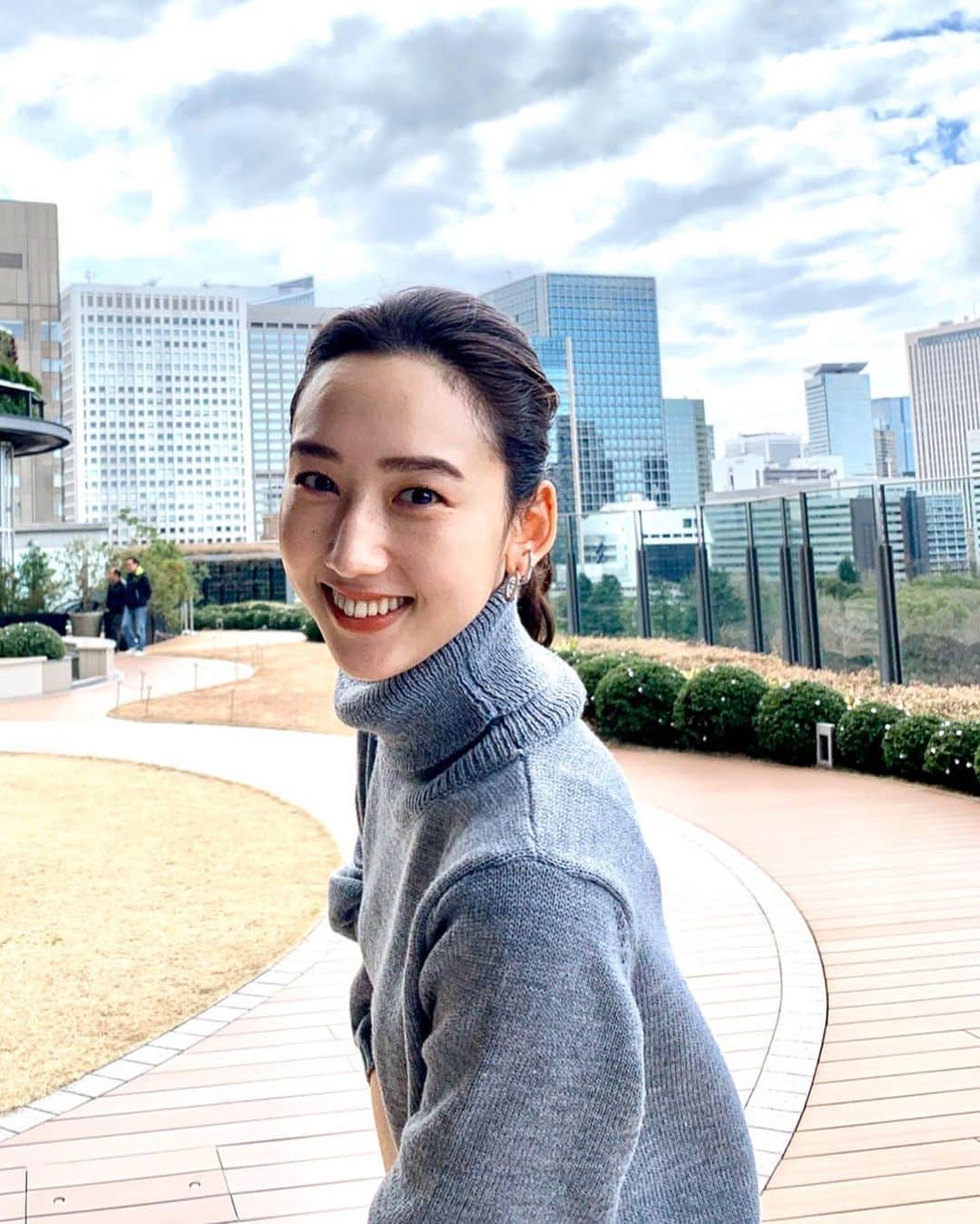 松原汐織のインスタグラム：「♡ 2020年初映画観賞へ🎍💗 『パラサイト 半地下の家族』を観ました🎬 ・ タートルネックが好きで手に取る機会が多いのですが、今年は @liricca_official のものを🙋🏻‍♀️ 後ろが長いデザインがユニークで被らない＋腰回りも温かいので重宝しています😊(全身は２枚目📸) ・ 明日からお仕事始まりの方も多いかと❤️ 頑張りましょう〜✊🏻✨ ・ #liricca #liriccastyle #ootd #coordinate」