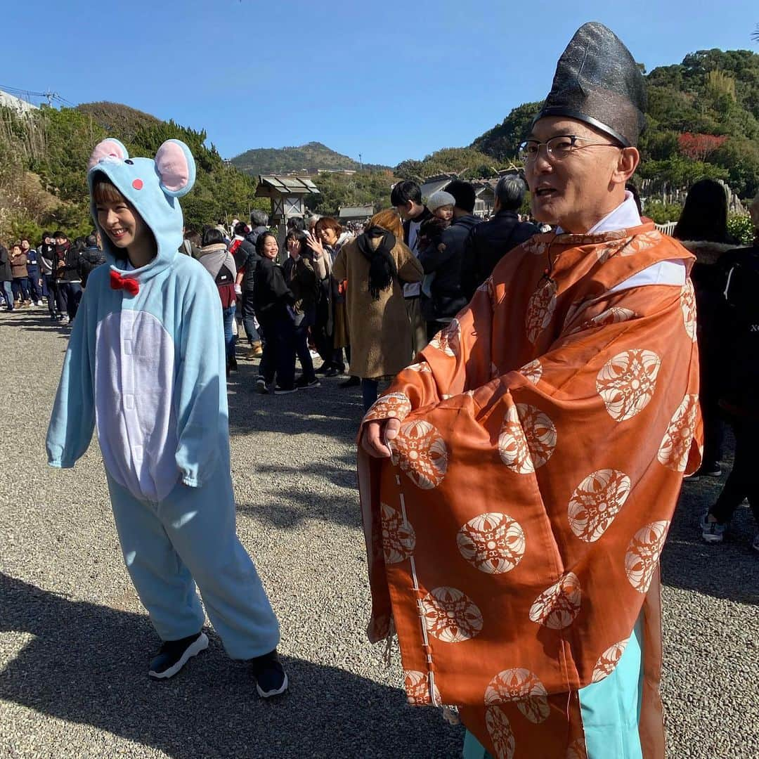 酒井瞳さんのインスタグラム写真 - (酒井瞳Instagram)「さぁ、お正月休みも今日までの方が多いのではないでしょうか！ あっという間のお正月で、明日から通常の生活が始まりますね。。。 私も有難い事にお仕事で #宮崎 の番組に出演できて実家で家族とゆっくり過ごせて最高でした(o^^o) 2020年はたくさん #笑う #食べる #動く 一年にするぞ！今年も良い年にしよーっ（＾ω＾） #今年 #2020年 #新年 #宮司さんとねずみ　#宮崎 #幸せ #明日からまた頑張ろう」1月5日 20時37分 - s.sakaihitomi