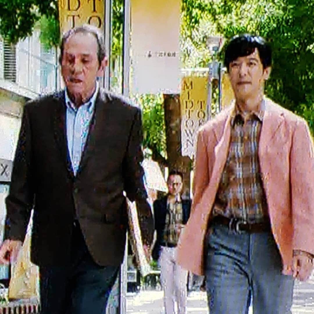 インゴのインスタグラム：「Im just tight behind Tommy Lee Jones Hollywood acterfor BOSS coffee TV commercial. 👍😉」