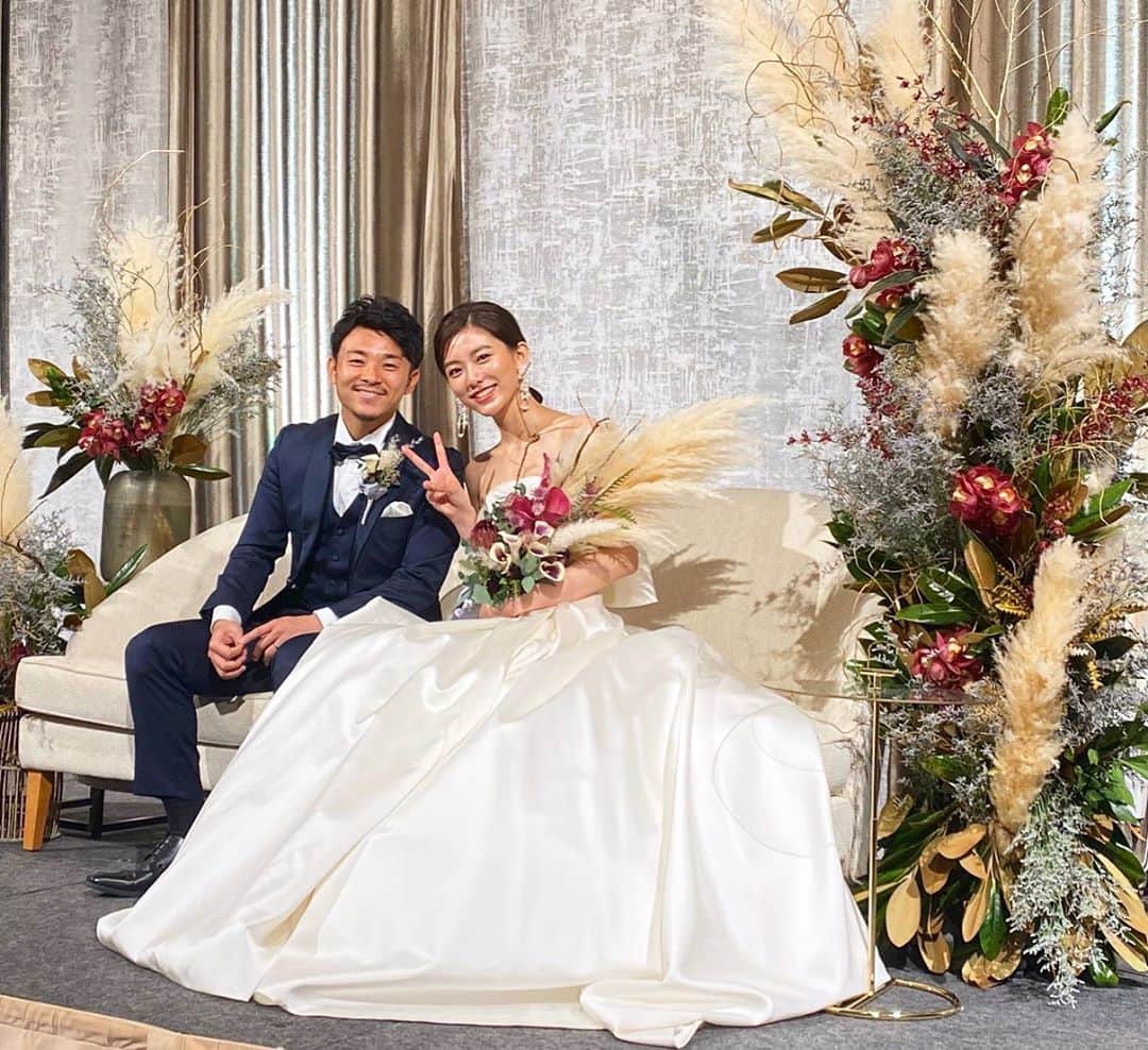 王子咲希(saki ouji)さんのインスタグラム写真 - (王子咲希(saki ouji)Instagram)「. 皆さんあけましておめでとうございます🎍 本年もどうぞ宜しくお願い致します❤️ . そして私達は昨日 結婚式を終えてきました☺️ . 周りを見渡せば大好きな家族・友人の笑顔が溢れてて すっごくすっごく楽しくて幸せで 本当にありがたい環境の中 素敵な1日を過ごす事ができました❤️❤️ . と、同時にまだ結婚をした 実感が余り無かったのが本音ですが...笑 . 改めて彼と共にこれから始まる 長い道のりをパートナーとして支え 温かく笑顔溢れる家庭を築きあげたいなと 強く思いました☺️☺️☺️ . 私達に関わって下さっている皆様 これからも見守っていて下さい 末長く宜しくお願いします🙇‍♂️ . 2020.01.05 . #2020wedding #結婚式#高砂ソファ #高砂装花#高砂装飾 #ウエディングレポ #25answedding#アントニオリーヴァ #インターコンチネンタル大阪 #antonioriva」1月5日 20時52分 - sakiouji