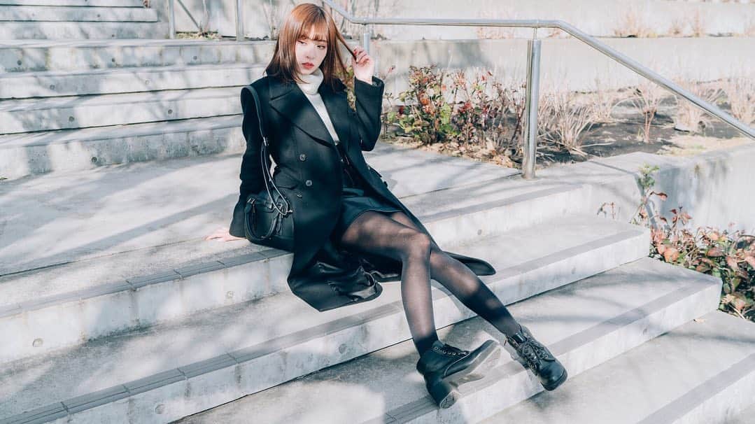 紗雪のインスタグラム：「#portrait . . 黒色ロングコート×黒タイツ . . . . #ショートカット#ショートヘア#ショートボブ#自撮り#自撮り女子#性感#撮影会モデル #グラビアモデル#cos#cosplay#cosplayer#cosplaygirl#freemodel#model#japanesegirl#japanesecosplayer #selfphotography#followｍe」