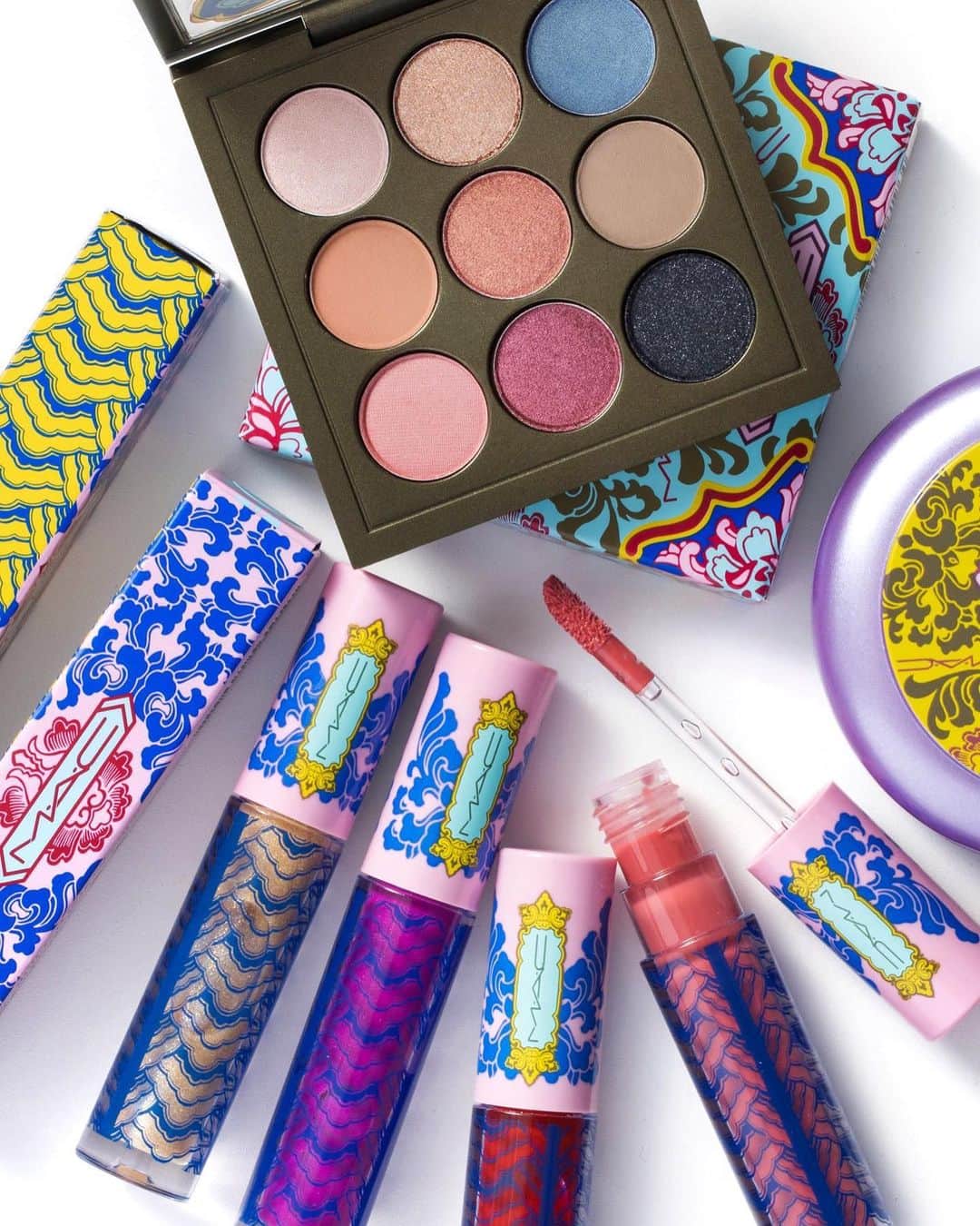 M∙A∙C Cosmetics Japanのインスタグラム：「ㅤ M･A･Cの人気アイテムが限定パッケージで登場！ 9色入ったアイシャドウパレットはデイリーメイクにも良し、ポイントでカラーを入れても良しなマルチカラーパレット。 ぜひ新年のメイクを楽しんでみて！ ㅤ *1月1日(水)全国発売 *1月7日(火)公式オンライン発売 ㅤ DESIGN:  M·A·C ARTIST RINO KASAI @rino416⠀@macpro_tokyo  PHOTO: @takaki_iwata ㅤ #MACLUNARILLUSIONS　#MACルーナーイリュージョン　#MACCosmeticsJapan #MACコスメ #MACCosmetics #コスメ #メイク #限定コスメ #リップ #アイシャドウ #ハイライト #赤リップ #LunarNewYear2020 #ChineseNewYear2020」