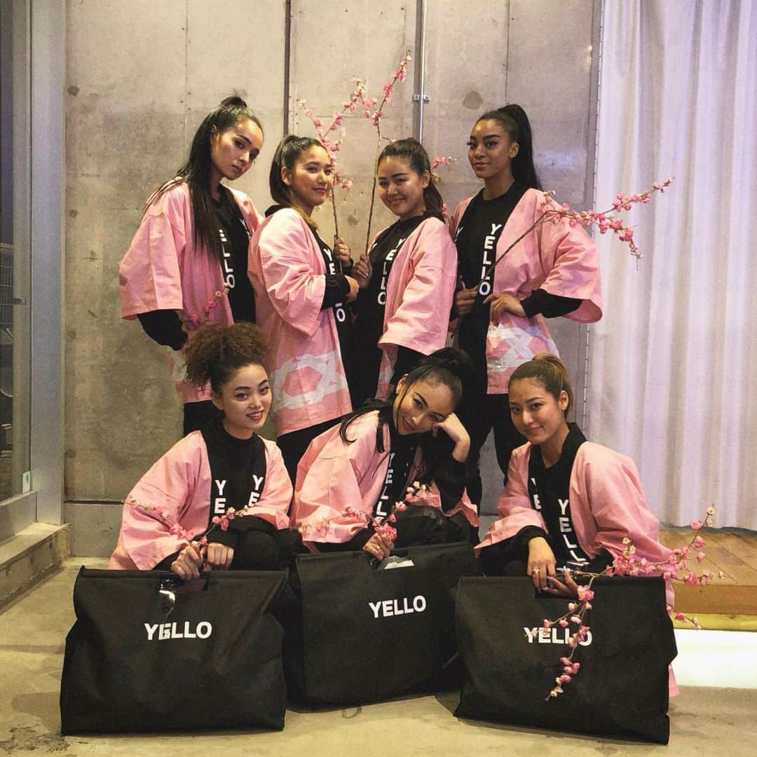 のインスタグラム：「OSAKA初売り本日最終日🌸🎍 連日オープンと同時にお寒い中お並び頂き 誠に有難う御座います🙇🏻‍♀️🙇🏻‍♀️まだご来場されてない皆様、 オンラインでは残念ながら発売されない 福袋を絶対絶対絶対絶対ゲットして頂きたいです🙌🏼 福袋をご購入の方のほぼ全員のお客様から 今まで買った福袋の中で、史上最強に豪華過ぎる👏🏻🔥 と、お言葉を頂いております🙇🏻‍♀️🌸 初の福袋でしたので、日頃の感謝を込めて お客様の一年の幕開けをハッピーなサプライズとともに、 スタートして頂きたく とにかく豪華に詰め合わせさせて頂きました🙌🏼🙌🏼🙌🏼 25000円税込です🙌🏼🙌🏼 (消費税10%のこのご時世。税込、税別全然違くない？😏🔥) すぐその場でお持ち帰り頂けます！！ S完売 XLも残りわずか M,Lはまだありますが 大変大人気の為確約は出来ません🙏🏼 最終日の本日12：00-20:00までとなっております🙇🏻‍♀️ 新しい年は新しい靴で気分をフレッシュに 新年こそ新調するのにピッタリな時期ですよ💗💗 オンラインサイトもまだ初売りセール間に合います🔥🔥🔥 @yelloshoes_official #YELLO #yelloshoes」