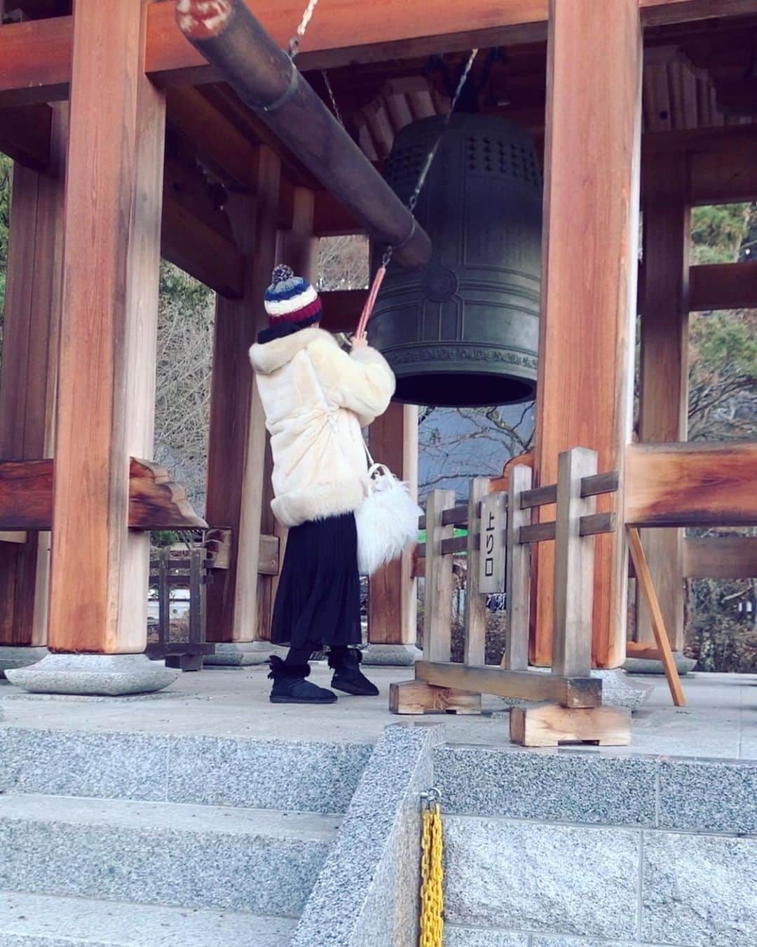 河西里音さんのインスタグラム写真 - (河西里音Instagram)「あの鐘を～♪ 鳴らすのはりお～ん♪w ♡ ♡ ♡ #長野 #立科 #津金寺妙見堂 #お寺」1月5日 11時52分 - rion_kasai