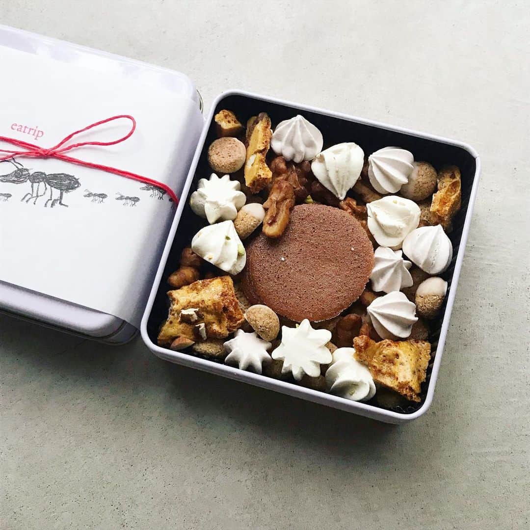 のインスタグラム：「デラックスなクッキー缶って最初は高揚感すごいけど途中から停滞期に入って最後は賞味期限との戦いみたいなとこあるけどeatripの和心缶はそういうの許さないから　蕎麦ぼうろや醤油くるみがシックに隙なくじわっと攻め込む玄人集団　しょっぱいなと思ったら甘いの食べて 甘いなと思ったら滋味深いのに手を伸ばし がしっと低音を味わったら軽やかに浮遊して そうこうするうち え、もうない……の 絶望が訪れる…………」