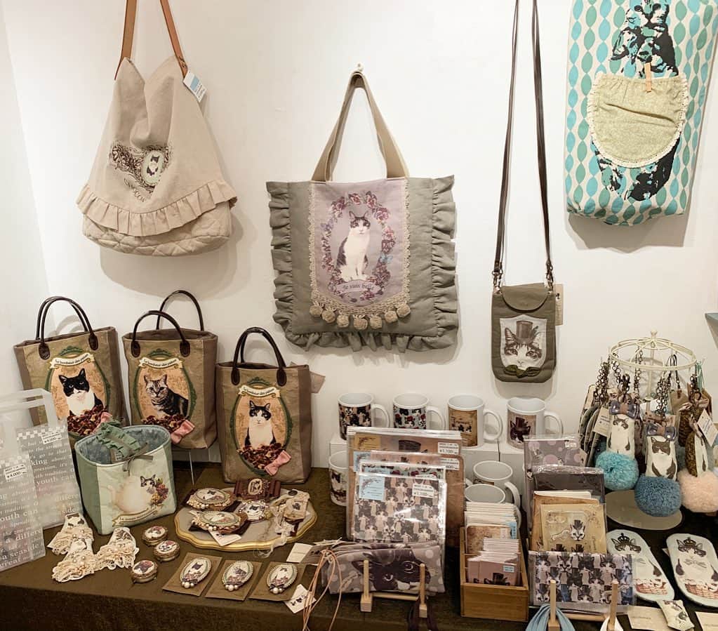 クマ・マロン・モモのインスタグラム：「『にゃんこ展』始まりました😻  2020年1月5~11日 『にゃんこ展』 デザインフェスタギャラリー　WEST1-Ａ  #にゃんこ展 #DFGHarajuku #猫バッグ #猫雑貨 #猫 #cat #ねこ﻿ #catstagram #ilovecats ﻿ #にゃんだふるらいふ﻿ #うちの子オーダー」
