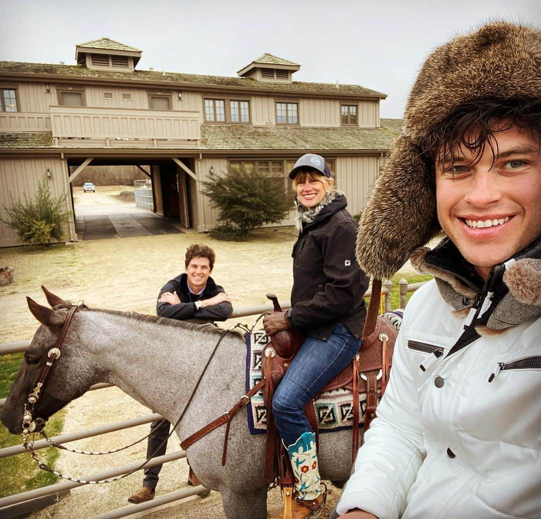 グラハム・フィリップスのインスタグラム：「No hour of life is wasted that is spent in the saddle [with mom] -Winston Churchill」