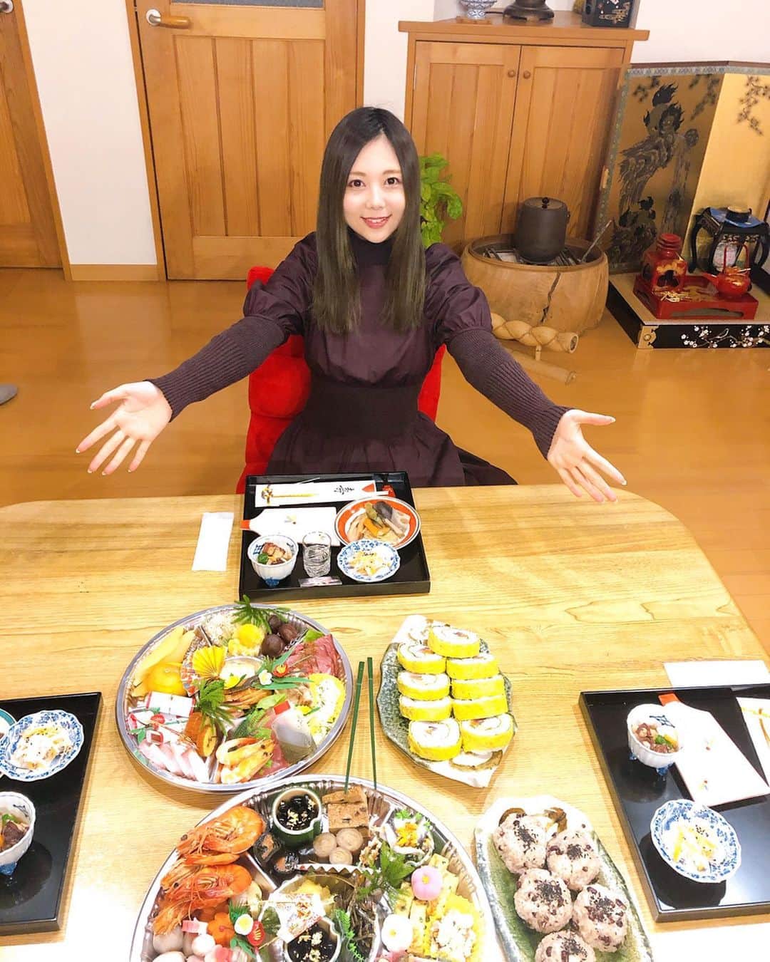西村季里子のインスタグラム：「・ 大晦日は同級生夫婦・カップル・えりかと うちで年越しした🍒 後輩にご飯を作らせるという😂 子どももいたし、朝6時まで 騒いで食べて騒がしかったけど 連日受け入れる家族に感謝🙏🏻（笑） でもみんな結婚したり子どもいたりで わたしにプレッシャーかけてくるのは やめていただきたい🙏🏻🙏🏻🙏🏻🙏🏻🙏🏻 もう長いお休みも今日で終わり〜 今日東京に戻るよ🥺 また頑張ろう〜〜〜🧠💭💭 #大晦日#年末年始#年越し#2020 #同級生#連日朝まで#ヘルペスできた  #西村家大集合#一階ほぼ使ってないから #いつでもどうぞ#キッチン2個#謎 #写真#真顔#謎#ポーズのだささ#謎 #帰省終了#デブ活#ダイエット#🐷 #followｍe #follow」