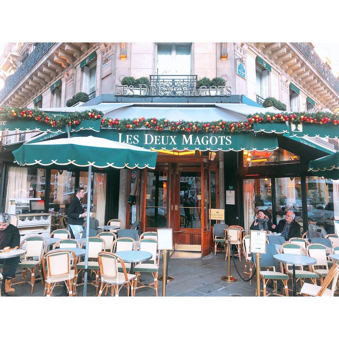 内田敦子さんのインスタグラム写真 - (内田敦子Instagram)「1885年創業の﻿ Café de Flore(カフェ・ド・フロール)。﻿ パリで最も古い喫茶店のひとつ、とのこと。﻿ ﻿ サルトルやボーヴォワールといった﻿ フランスを代表する哲学者や、﻿ ヘミングウェイ、ピカソなどの芸術家、﻿ エディット・ピアフのようなスターも﻿ このカフェを訪れていたそうです。﻿ ﻿ パリの芸術家や文化人に﻿ 長きに渉って愛された歴史的な場所で、﻿ トーストにエシレバターを塗って﻿ いただきました🍞🍞🍞﻿ ﻿ 名だたる文化人と同じ空間で一息ついている、﻿ というだけで﻿ なんとも奥ゆかしい気分になりました✨﻿ ﻿ ちなみに、この向かいにある﻿ Les Deux Magots(レ・ドゥ・マゴ )は﻿ 初めてパリに来た際に訪れました☕️﻿ ﻿ ジョジョの奇妙な冒険第4部に﻿ 同名のお店が登場するので、﻿ 絶対行きたい！！！と思っていて﻿ 初渡仏で念願を果たしたのでありました✨✨﻿ ﻿ こちらも﻿ 上記の著名人が通っていたそうですよ。﻿ ﻿ #paris #france #cafedeflore #lesdeuxmagots #カフェドフロール #カフェドゥマゴ #カフェドゥマゴパリ #ジョジョ4部」1月5日 12時09分 - atsuko_uchida1205