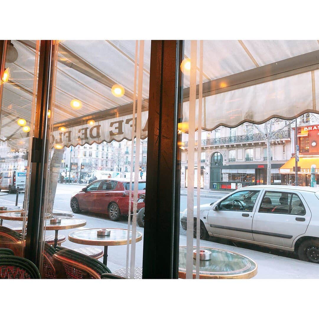 内田敦子さんのインスタグラム写真 - (内田敦子Instagram)「1885年創業の﻿ Café de Flore(カフェ・ド・フロール)。﻿ パリで最も古い喫茶店のひとつ、とのこと。﻿ ﻿ サルトルやボーヴォワールといった﻿ フランスを代表する哲学者や、﻿ ヘミングウェイ、ピカソなどの芸術家、﻿ エディット・ピアフのようなスターも﻿ このカフェを訪れていたそうです。﻿ ﻿ パリの芸術家や文化人に﻿ 長きに渉って愛された歴史的な場所で、﻿ トーストにエシレバターを塗って﻿ いただきました🍞🍞🍞﻿ ﻿ 名だたる文化人と同じ空間で一息ついている、﻿ というだけで﻿ なんとも奥ゆかしい気分になりました✨﻿ ﻿ ちなみに、この向かいにある﻿ Les Deux Magots(レ・ドゥ・マゴ )は﻿ 初めてパリに来た際に訪れました☕️﻿ ﻿ ジョジョの奇妙な冒険第4部に﻿ 同名のお店が登場するので、﻿ 絶対行きたい！！！と思っていて﻿ 初渡仏で念願を果たしたのでありました✨✨﻿ ﻿ こちらも﻿ 上記の著名人が通っていたそうですよ。﻿ ﻿ #paris #france #cafedeflore #lesdeuxmagots #カフェドフロール #カフェドゥマゴ #カフェドゥマゴパリ #ジョジョ4部」1月5日 12時09分 - atsuko_uchida1205